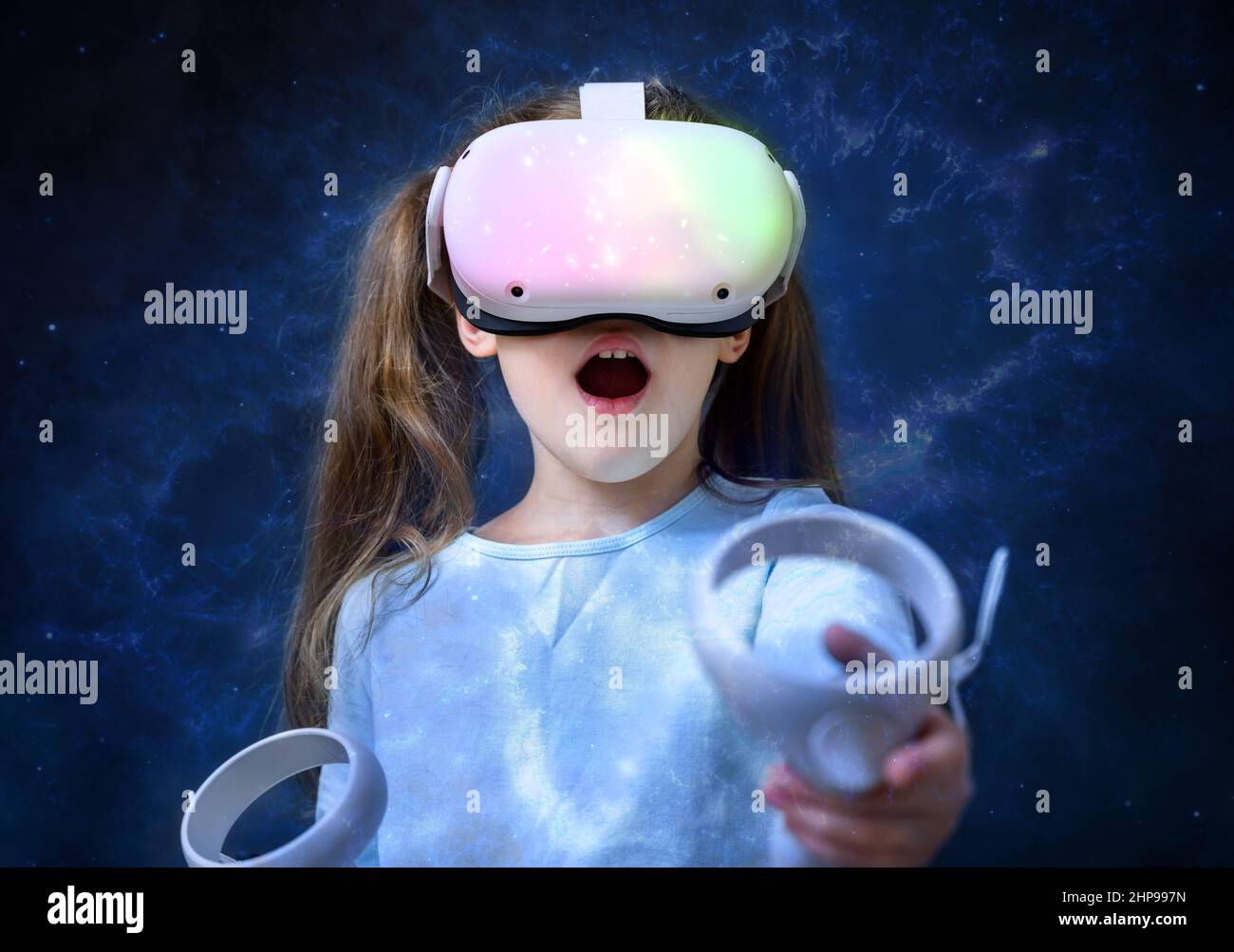 Enfant utilisant un casque de réalité virtuelle, enfant mignon regardant dans des lunettes VR. Jeune personne avec des lunettes futuristes ayant l'amusement, petite fille jouant aux jeux vidéo. Banque D'Images