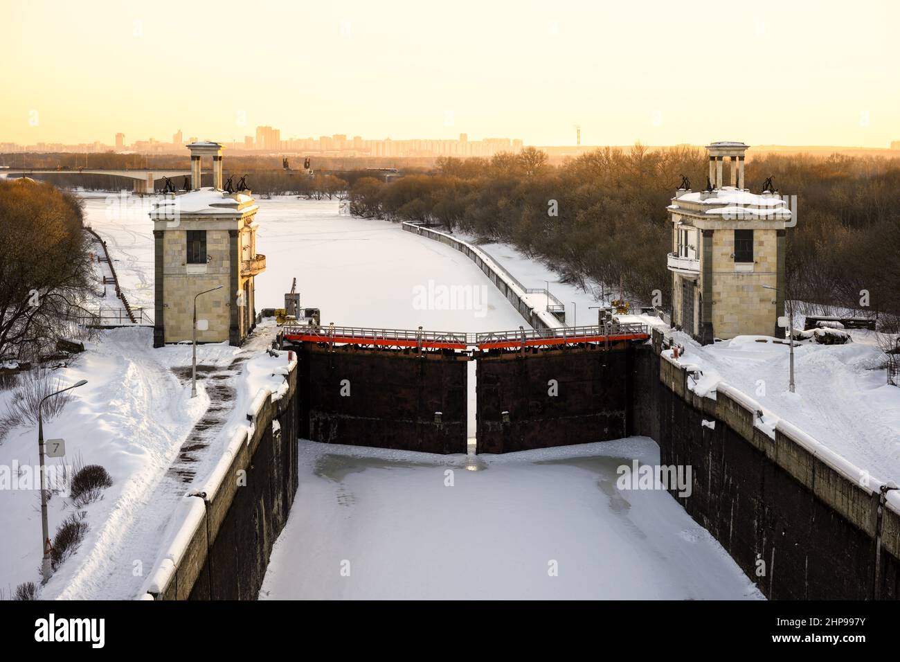 Vannes sur le canal de Moscou en hiver, Moscou, Russie. Panorama de la rivière Moskva et des portes de la coulée soviétique dans le nord-ouest de la ville. Vue aérienne de la vieille passerelle d'eau Banque D'Images
