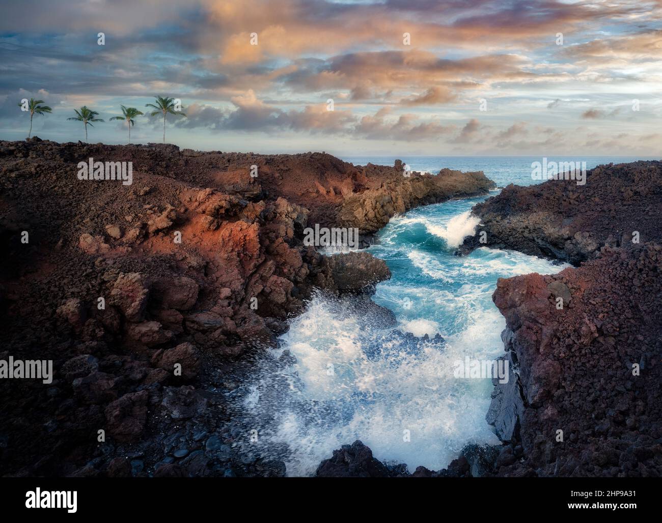 Vagues de tempête dans le gouffre. Hawaï la Grande île Banque D'Images