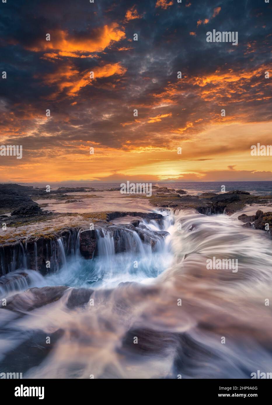 L'eau de mer bien égoutter et le coucher du soleil. L'île de Hawaii. La Grande Île Banque D'Images