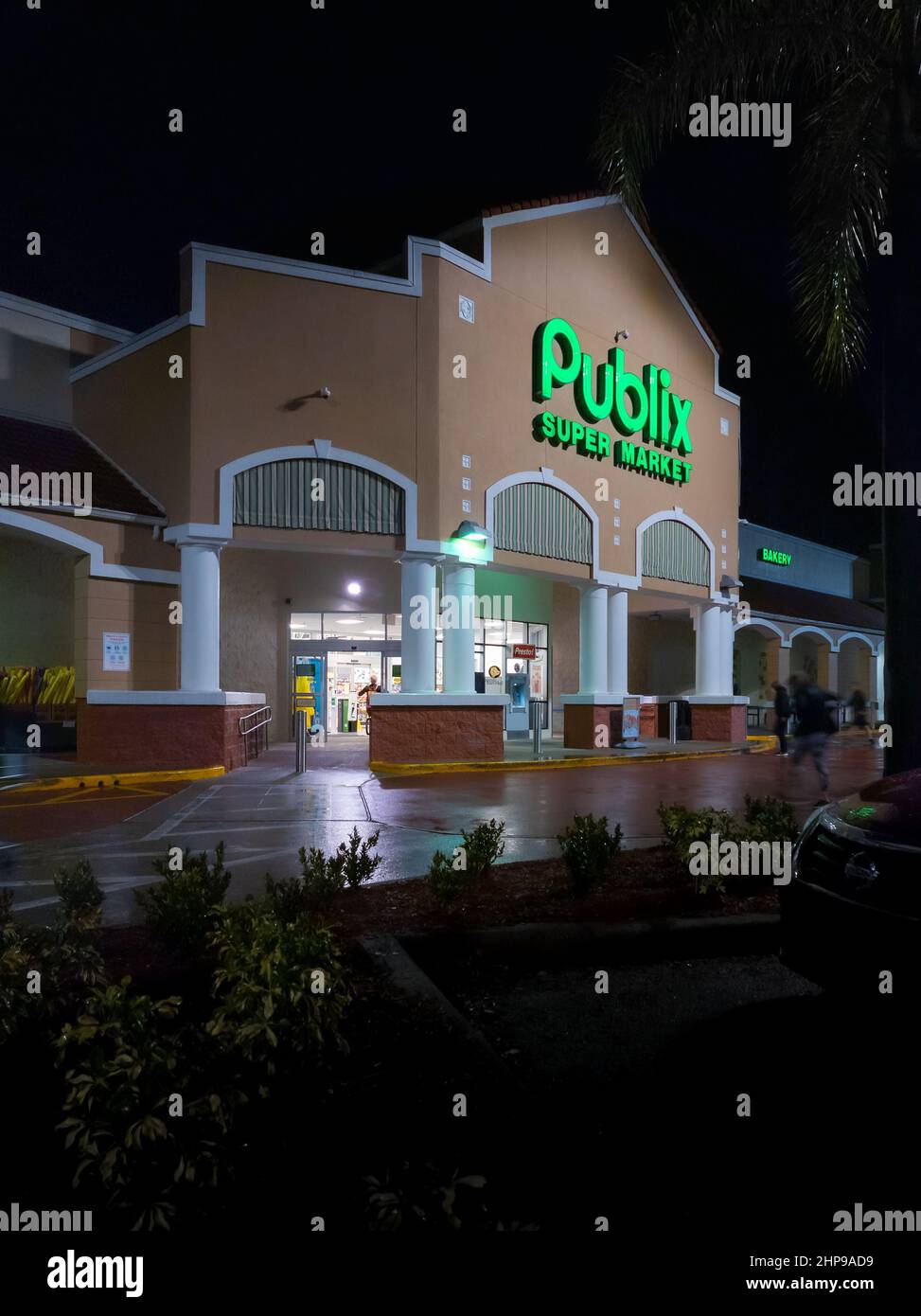 Kissimmee, Floride - 8 février 2022 : vue de nuit verticale de l'extérieur du supermarché Publix. Banque D'Images