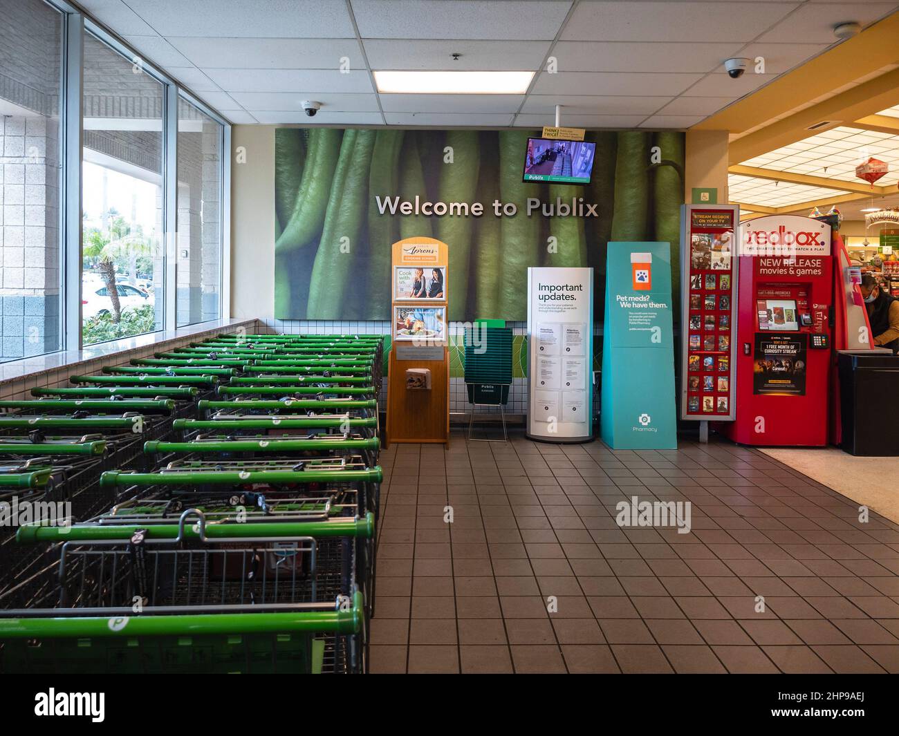 Orlando, Floride - 8 février 2022 : vue en gros plan horizontale de l'entrée intérieure du supermarché Publix. Banque D'Images