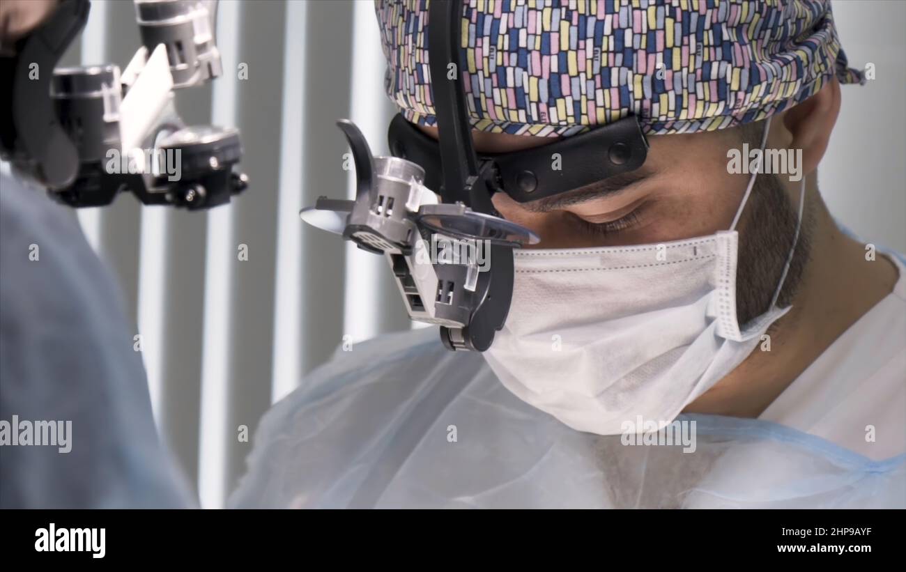 Deux chirurgiens travaillant dans la salle d'opération.Deux médecins