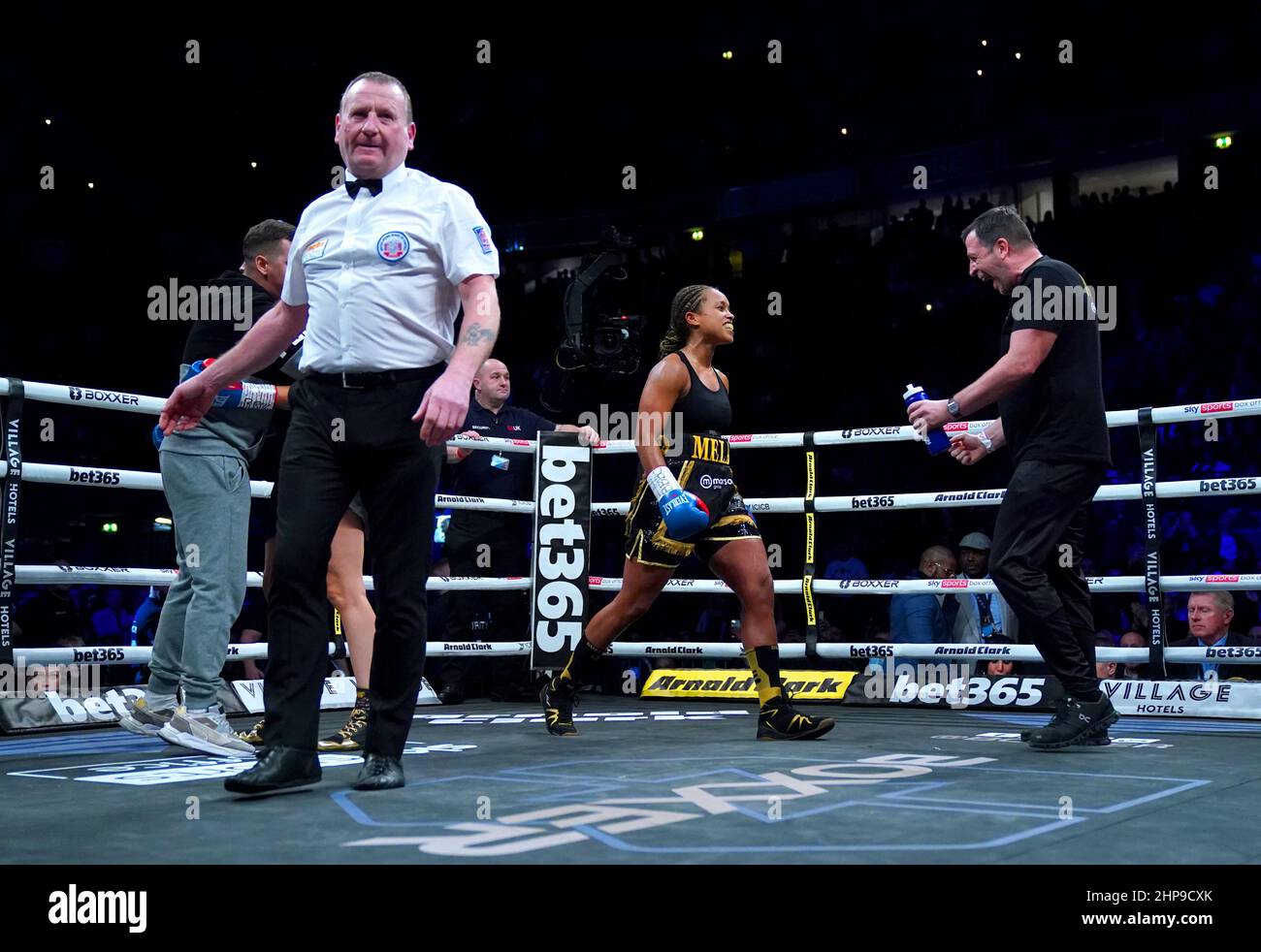 Natasha Jonas (à gauche) célèbre avec l'entraîneur Joe Gallagher après avoir frappé Chris Namus au deuxième tour pour gagner le WBO Female World Super-Welterweight Championship combat à l'AO Arena, Manchester. Date de la photo: Samedi 19 février 2022. Banque D'Images