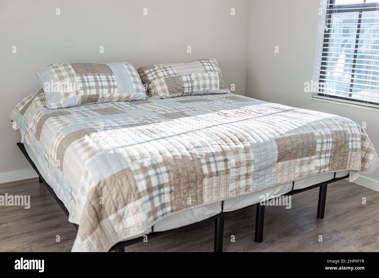 Intérieur chambre à coucher intérieur avec meubles de lit personne dans nouveau moderne appartement de luxe maison fenêtre et parquet stratifié Banque D'Images