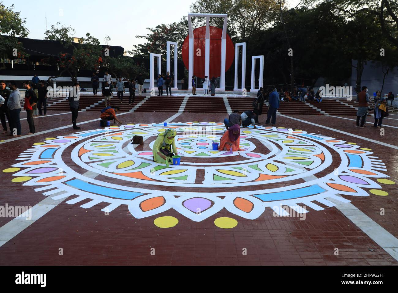 Dhaka, Bangladesh. 19th févr. 2022. Les étudiants et les enseignants bangladais des beaux-arts peignent le Minar Shahid Central (mausolée du mouvement linguistique), lors des préparatifs de la Journée internationale des Martyrs de langue et de la Journée internationale de la langue maternelle. Au Bangladesh, la Journée des Martyrs de langue est marquée pour commémorer les personnes décédées lors des manifestations du 21 février, 1952 contre la décision des gouvernements des États pakistanais d'alors de nommer l'ourdou comme langue nationale, malgré celle du Pakistan oriental. Crédit : SOPA Images Limited/Alamy Live News Banque D'Images