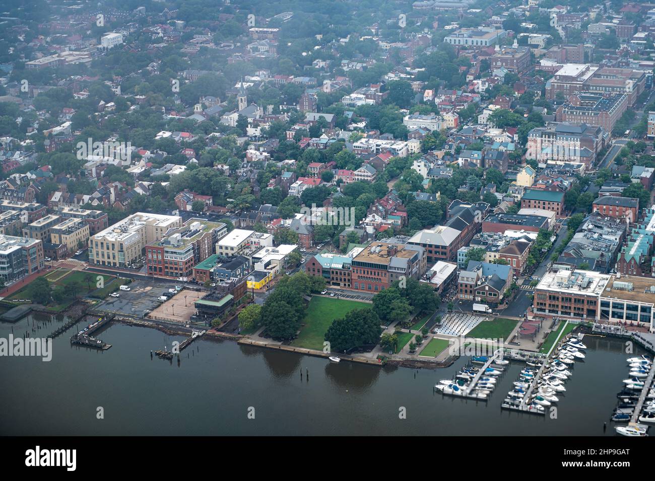 Avion vue aérienne du paysage urbain d'Alexandrie en Virginie du Nord lors d'une journée nuageux près du fleuve Potomac de Washington DC descendant à l'aéroport national Reagan Banque D'Images
