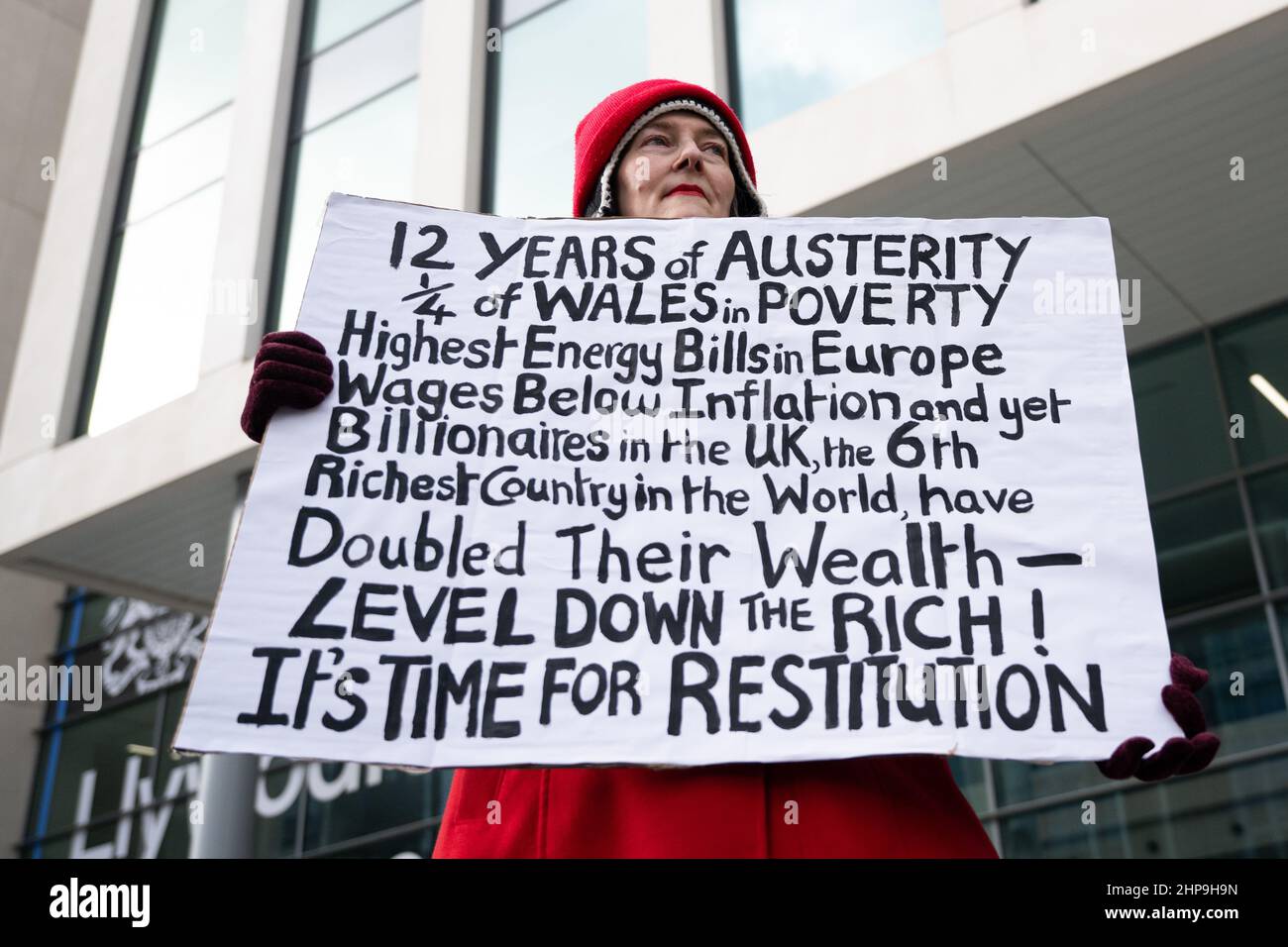 CARDIFF, PAYS DE GALLES - 19 FÉVRIER : une femme tient un panneau lors d'une manifestation contre l'augmentation du coût de la vie le 19 février 2022 à Cardiff, Royaume-Uni. L'Assemblée populaire a organisé des manifestations dans tout le Royaume-Uni pour protester contre l'augmentation du coût de la vie. En raison de la hausse du prix du carburant et du Brexit qui a, à son tour, conduit à une hausse du prix des denrées alimentaires, les travailleurs sont également confrontés à une augmentation de la taxe sur l'assurance sociale en avril. Banque D'Images