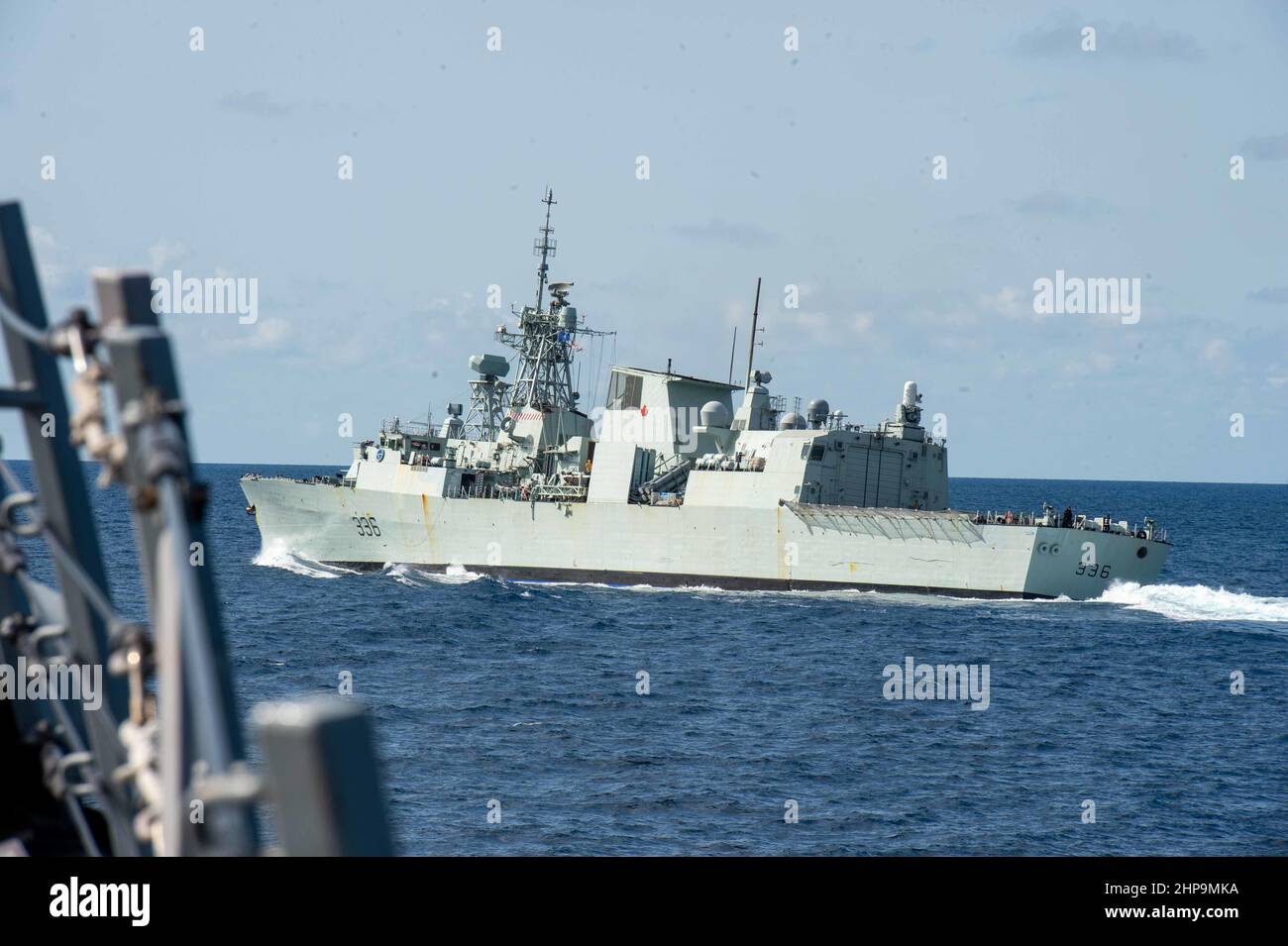 220215-N-UP745-2050 MER MÉDITERRANÉE (FÉV 15, 2022) la frégate de classe Halifax de la marine canadienne NCSM Montréal (FFH 336) transite la mer Méditerranée à côté du destroyer de missile guidé de classe Arleigh Burke USS Jason Dunham (DDG 109), 15 février 2022. Jason Dunham fait partie du groupe de grève des transporteurs Harry S. Truman, dans le cadre d'un déploiement prévu dans la zone d'opérations de la Sixième flotte des États-Unis pour soutenir les opérations navales afin de maintenir la sécurité maritime et de défendre l'intérêt des États-Unis, alliés et partenaires en Europe et en Afrique. (É.-U. Photo de la marine par le Spécialiste des communications de masse 3rd classe Theoplis Stewart II) Banque D'Images