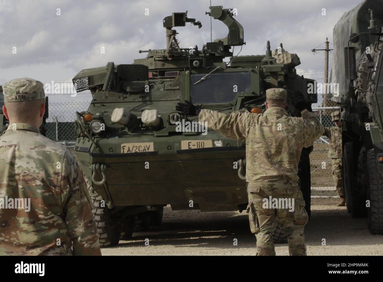Des soldats américains du 2nd Calvary Regiment guident un Stryker en position à Mihail Kogălniceanu, Roumanie, 13 février 2022. Le régiment de calvaire de 2nd, sous le commandement du V corps, fait partie de notre engagement à se tenir côte à côte avec nos alliés et partenaires de l'OTAN pour assurer leur souveraineté et leur sécurité. (É.-U. Photo de l'armée par Adam M. Manternach) Banque D'Images