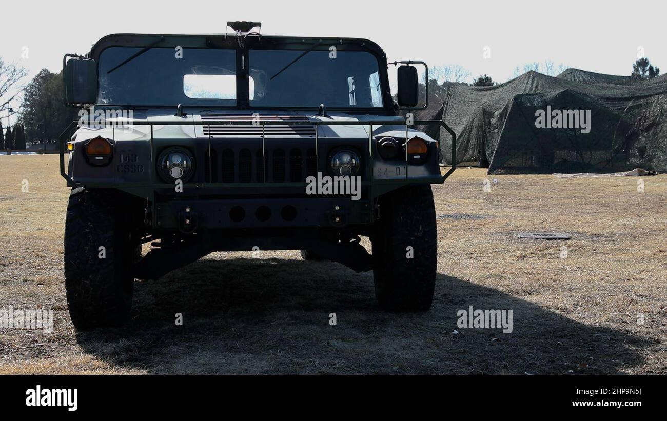 Un véhicule polyvalent à roues de haute mobilité de l'armée américaine appartenant au bataillon de soutien au combat de 143rd, Garde nationale du Connecticut, est stationné devant le centre des opérations tactiques du bataillon à Camp Net, Niantic, Connecticut, le 12th février 2022. Le bataillon a érigé et camouflé un centre d'opérations tactiques au cours d'un exercice d'entraînement pour préparer les opérations futures potentielles sur le terrain dans le cadre de la Force d'intervention d'urgence. (É.-U. Photo de l'armée par le Sgt. Matthew Lucibello) Banque D'Images