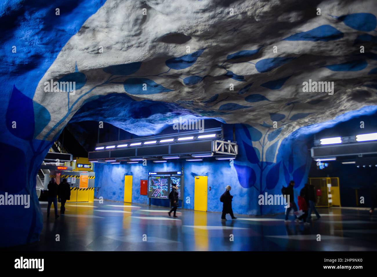 Stockholm, Suède 02.12.2022: Le nouveau métro sous forme d'une galerie d'art troglodytique intérieure Banque D'Images