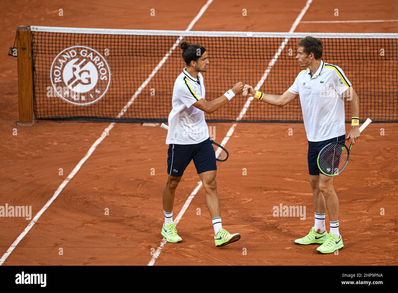 Pierre-Hugues Herbert et Nicolas Mahut de France réagissent lors de la double finale masculine du Roland-Garros 2021. Banque D'Images