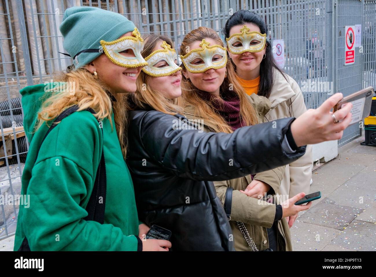 Venise, Italie. 19th février 2022. Les filles masquées font un selfi pendant le Carnaval de Venise 2022, News à Venise, Italie, février 19 2022 crédit: Independent photo Agency/Alay Live News Banque D'Images