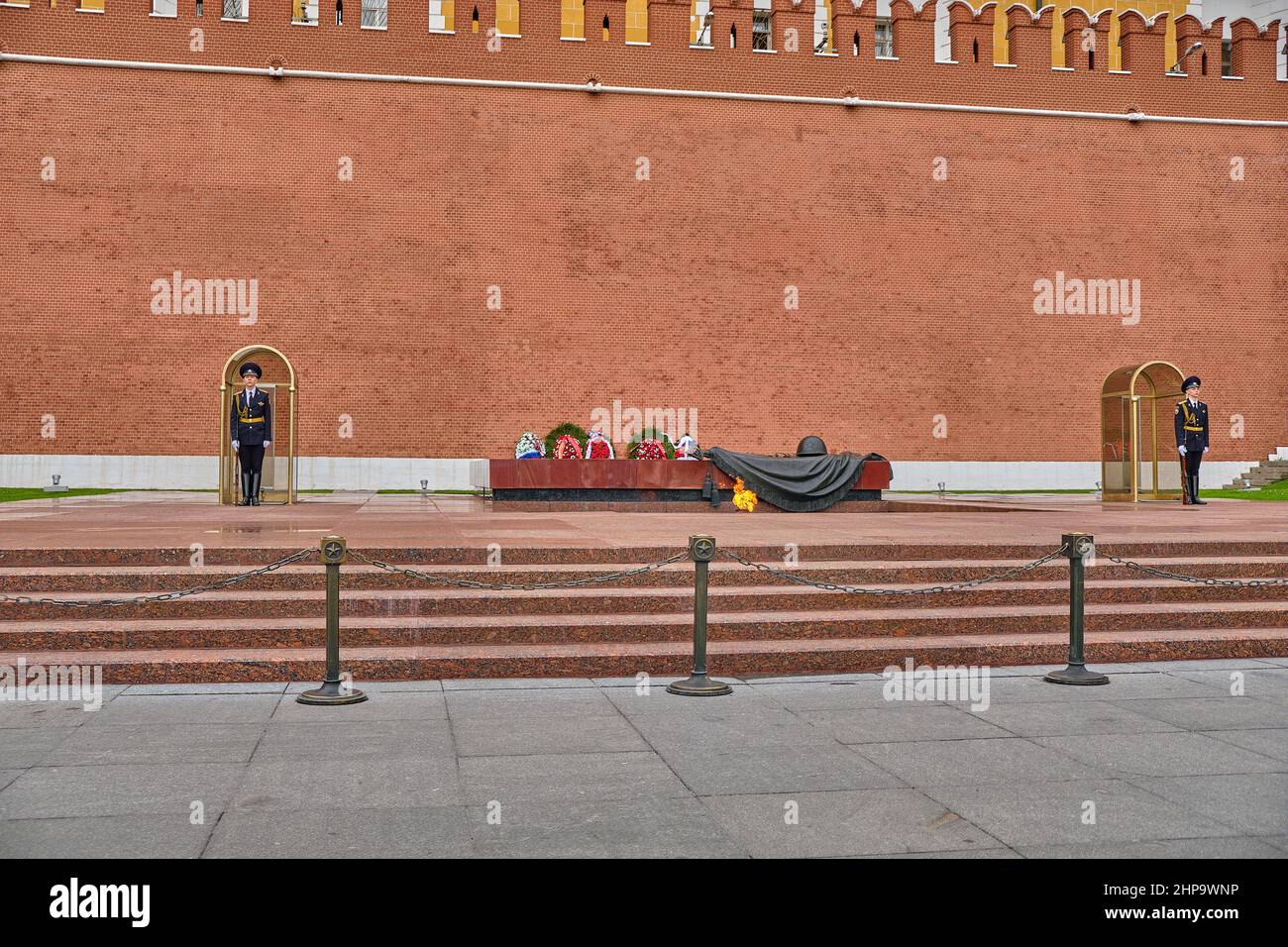 Moscou, Russie - 27 mai 2021 : les seminges se tiennent à la flamme éternelle près du mur du Kremlin Banque D'Images