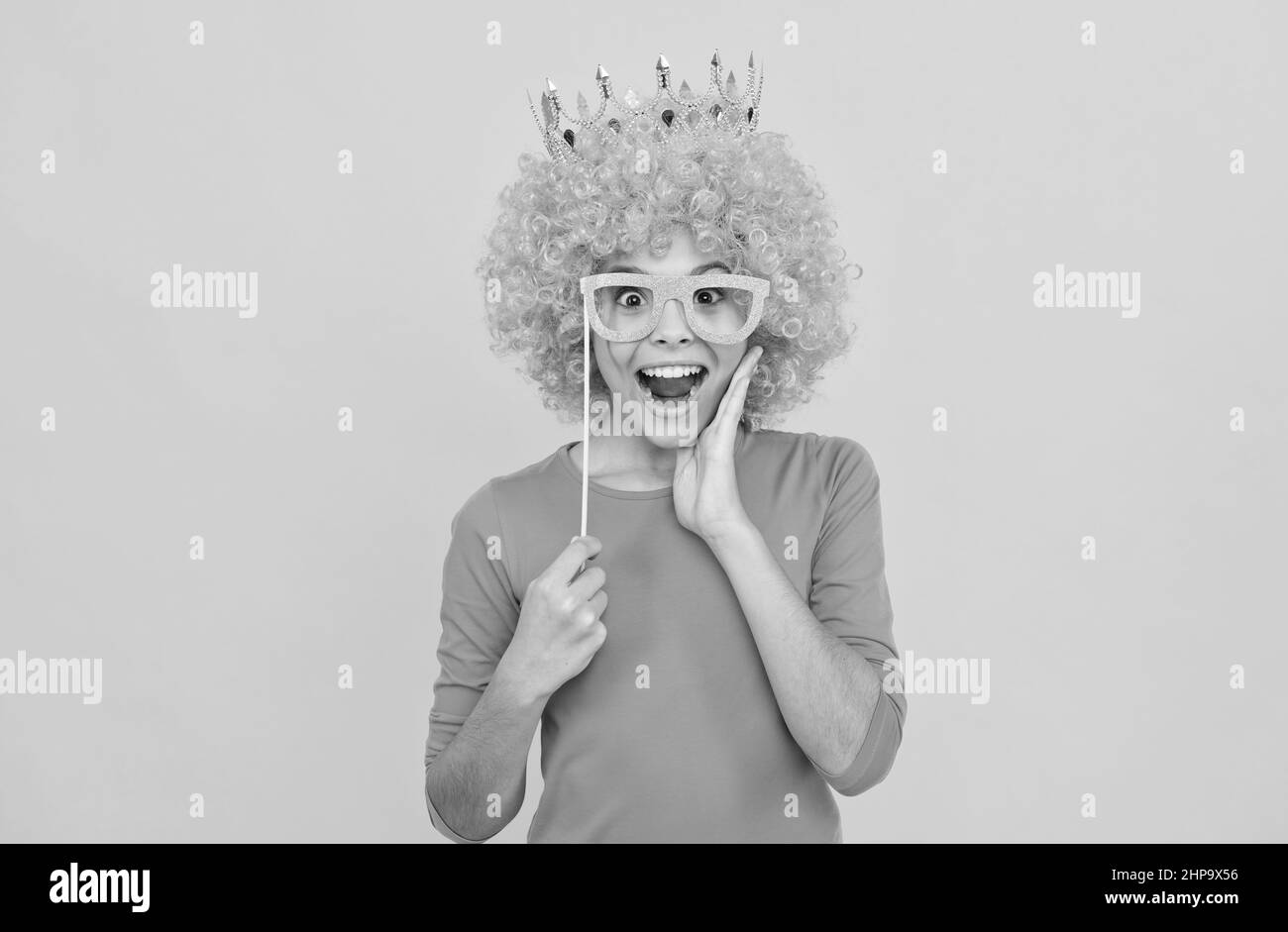 bonne enfance. fête d'anniversaire des filles. joyeux gamin drôle dans la perruque et couronne. Banque D'Images