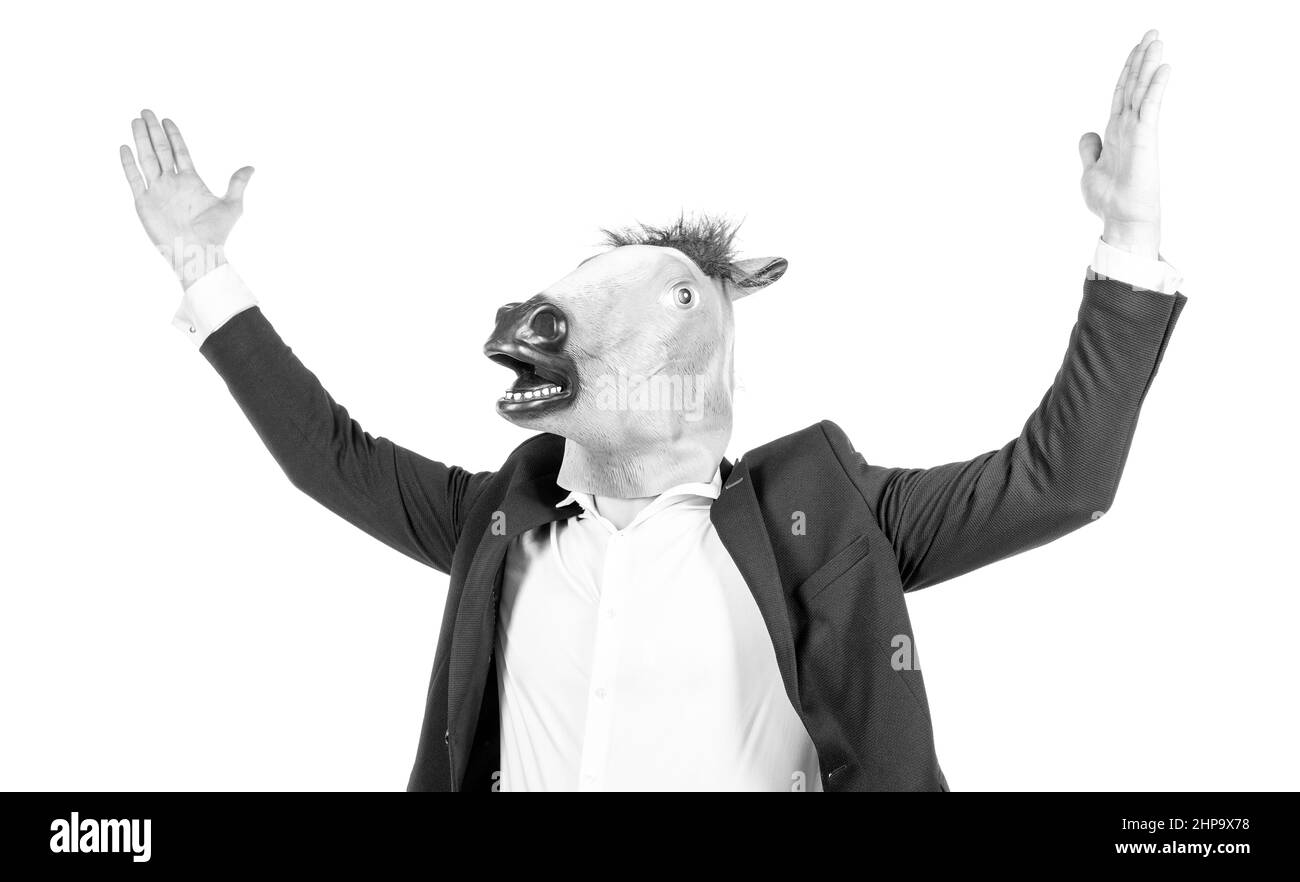 Homme d'affaires dur porter masque de tête de cheval bizarre en tenue isolée sur blanc, cheval de travail Banque D'Images