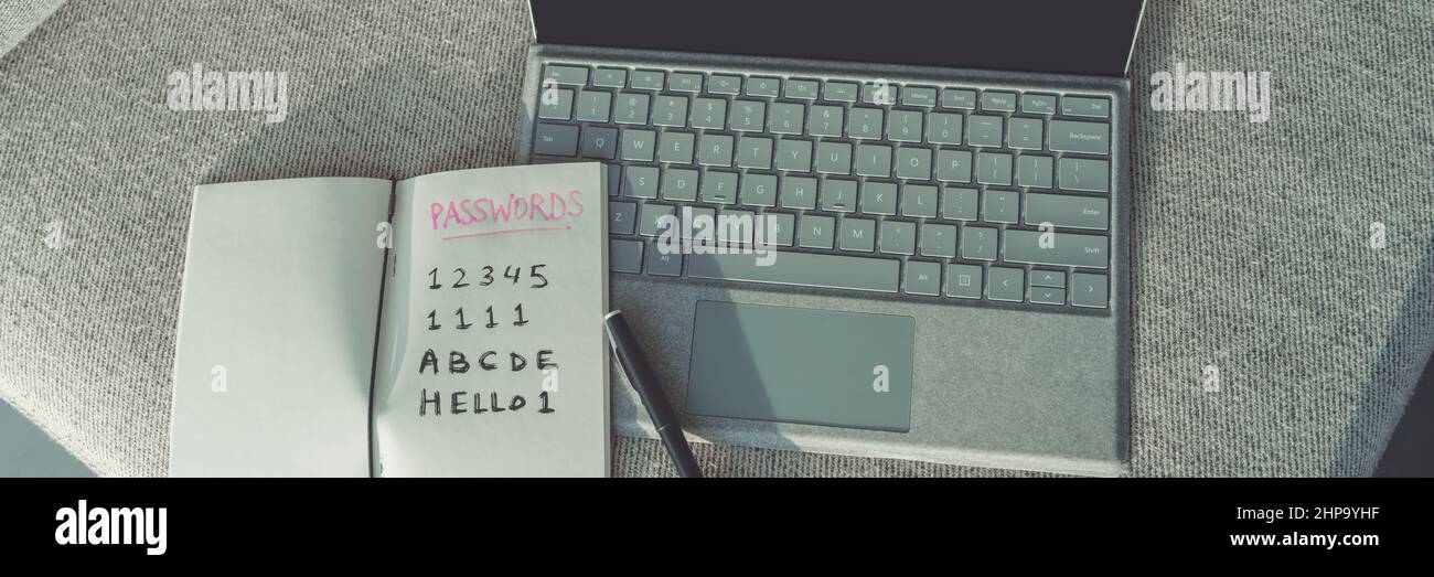 Protection par mot de passe en ligne sur le navigateur de l'ordinateur - bannière panoramique de l'ordinateur portable avec des mots de passe manuscrits faciles dans le livre à la maison Banque D'Images