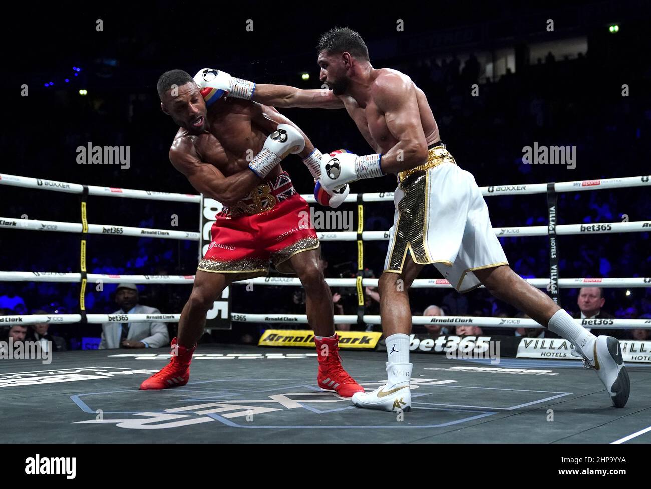 Kell Brook (à gauche) en action contre Amir Khan à l'AO Arena, Manchester. Date de la photo: Samedi 19 février 2022. Banque D'Images