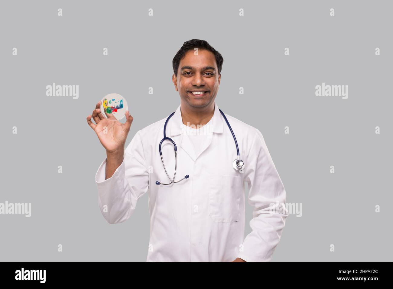 Indian Man Doctor tenant boîte de Petri isolée. Médecine, concept de la science Banque D'Images