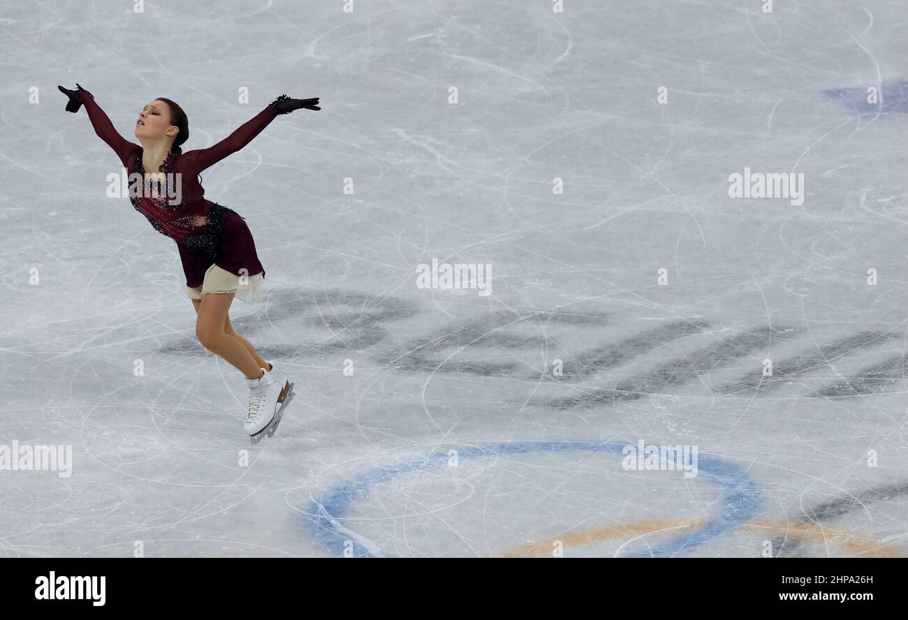 Pékin, Hebei, Chine. 17th févr. 2022. Le 17 février 2022, Beijing, Chine, patineuse russe ANNA SHCHERBAKOVA se produit aux finales du programme de patinage artistique Ladies lors des Jeux olympiques d'hiver de 2022 à Beijing, en Chine, au stade intérieur de la capitale. Elle remirait la médaille d'or après cette performance. (Image de crédit : © Jon Gaede/ZUMA Press Wire) Banque D'Images