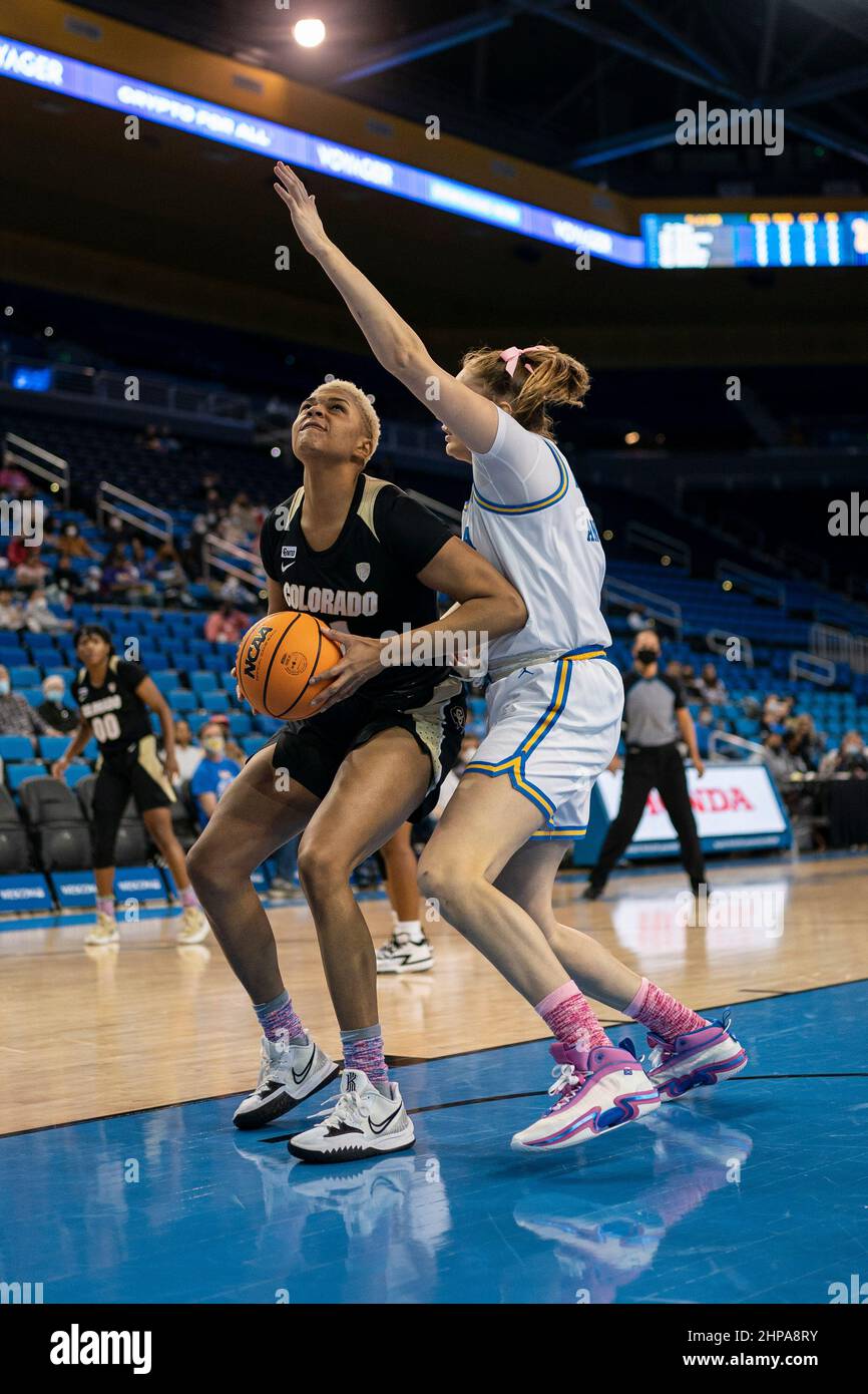 Colorado Buffaloes centre Quay Miller (11) est défendu par UCLA Bruins en avant Izzy Anstey (43) lors d'un match de basket-ball féminin NCAA, le vendredi 18 février, Banque D'Images