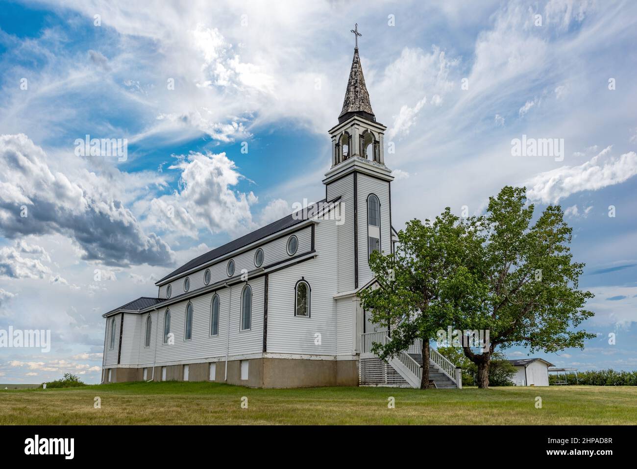 Un ciel spectaculaire au-dessus de l'église catholique romaine de Blumenfeld, près de leader, SK, Canada Banque D'Images