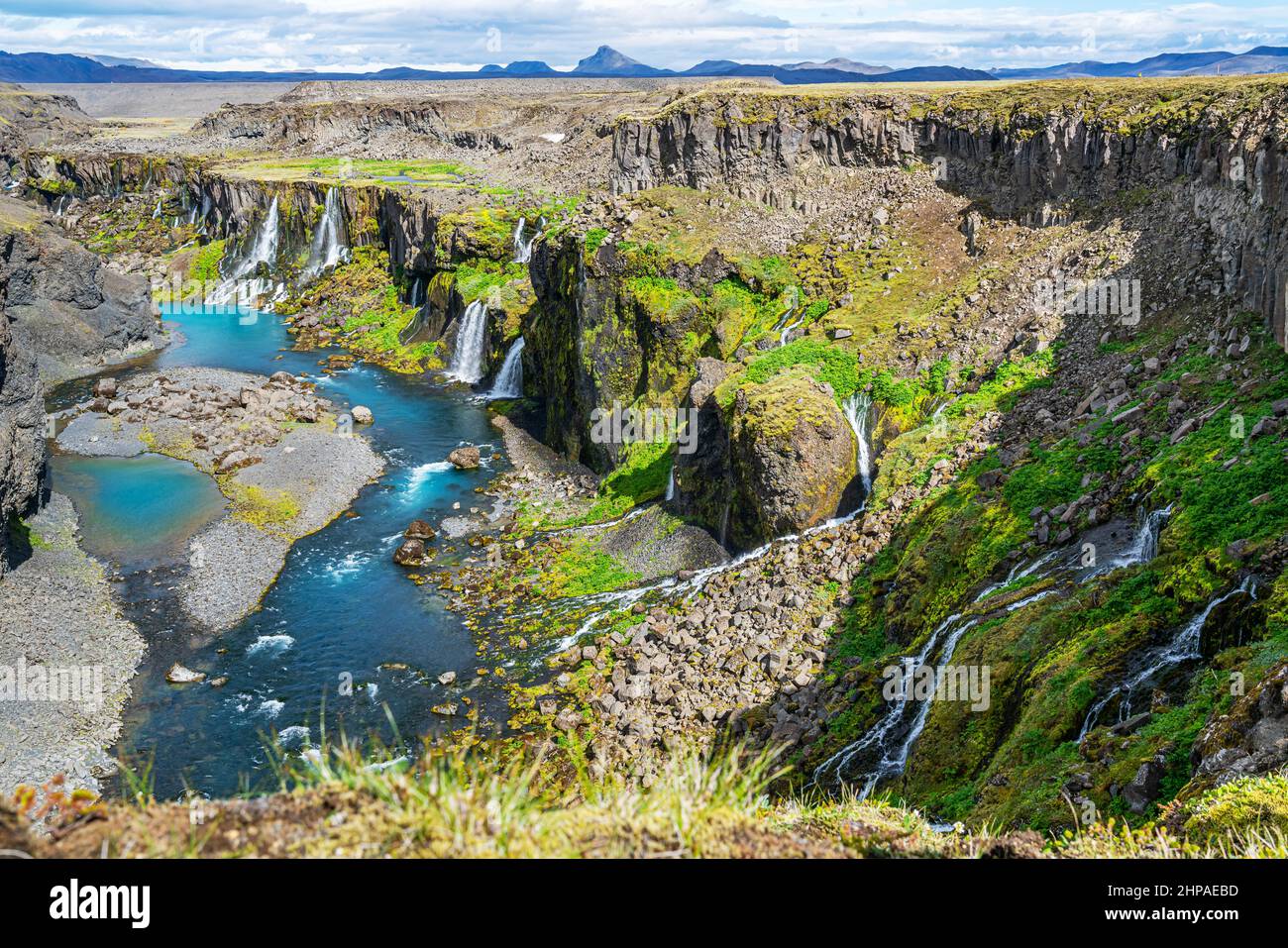 Vue d'été sur les chutes d'eau du canyon de Sigoldugljufur et sur la rivière bleue dans les Highlands d'Islande. Banque D'Images