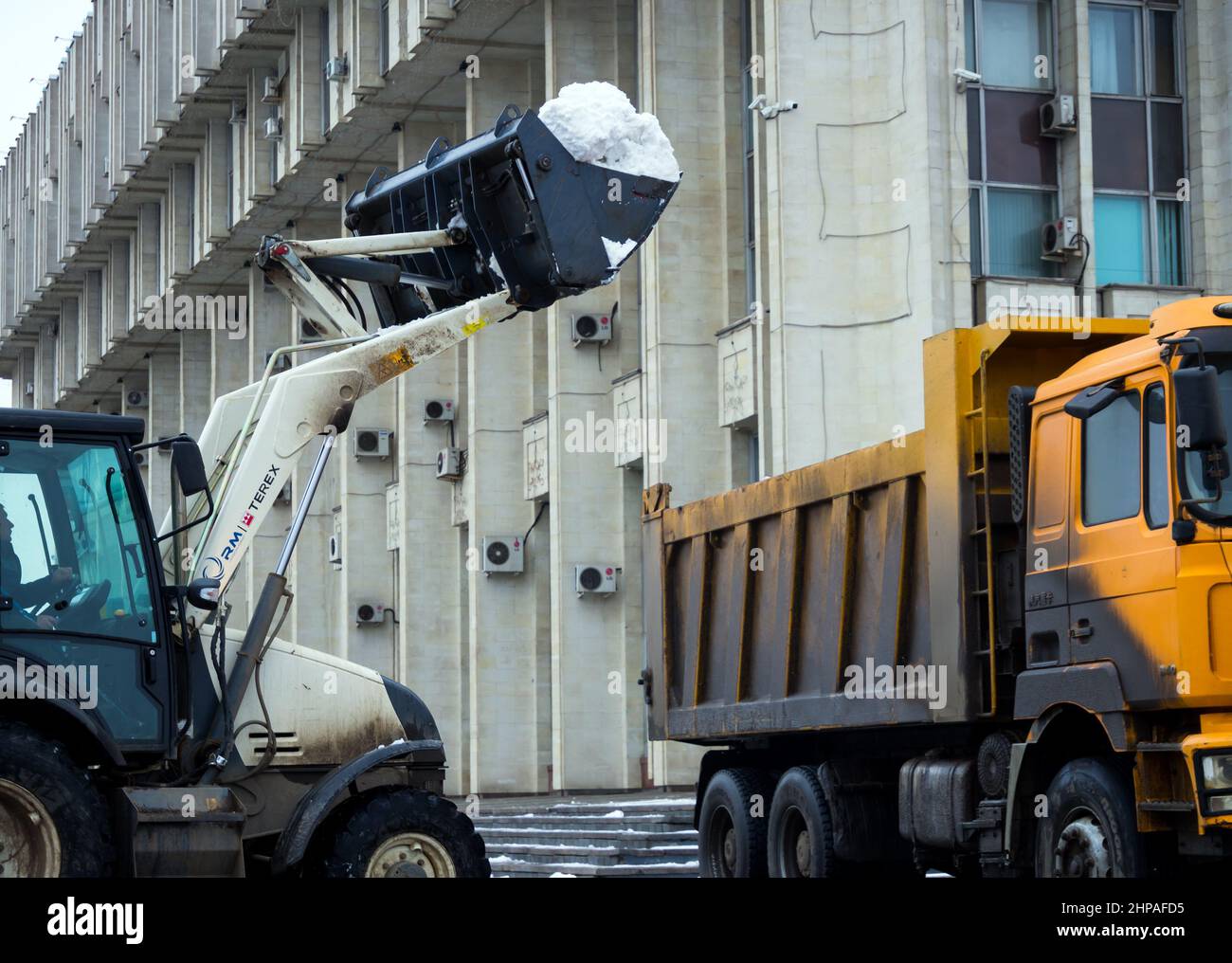 Tula, Russie - 3 janvier 2021 : chargement de neige dans un camion-benne pour enlèvement Banque D'Images