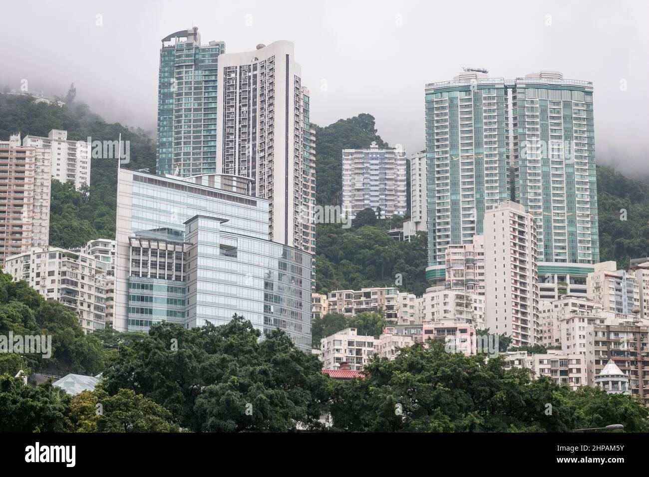 Immeubles résidentiels en hauteur à mi-niveaux, sous le pic caché par le nuage bas, île de Hong Kong, 2008 Banque D'Images