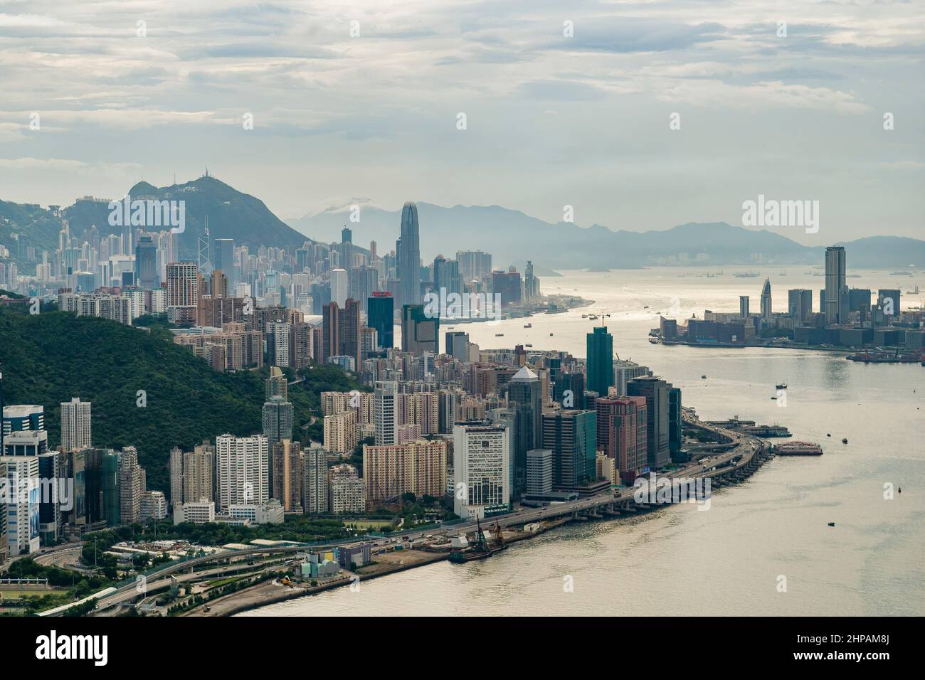 Antenne de North point, avec Central and the Peak, Hong Kong Island, à l'arrière, et Tsim Sha Tsui, Kowloon, en face du port Victoria, 2008 Banque D'Images