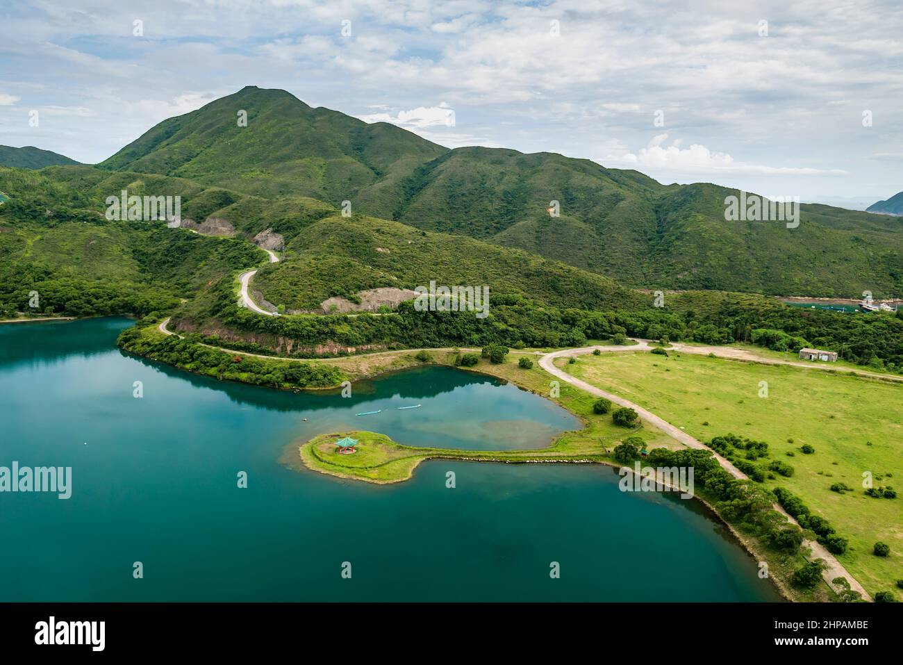 Hélicoptère montrant un lac artificiel entre le barrage de la caisse et le principal barrage ouest du réservoir de High Island, Sai Kung East Country Park, Hong Kong Banque D'Images