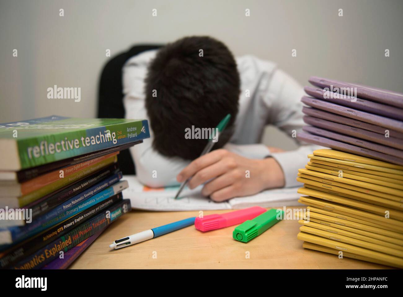 EMABARGOED AU 0900 LUNDI FÉVRIER 21 photo du dossier datée du 05/03/17 d'un enseignant d'école regardant stressé à côté de piles de livres de classe. Plus de six enseignants sur 10 dans une ville écossaise ont déclaré que la violence physique et l'abus verbal dans les écoles ont un impact sur leur santé et leur bien-être, a constaté une enquête. Date de publication : lundi 21 février 2022. Banque D'Images