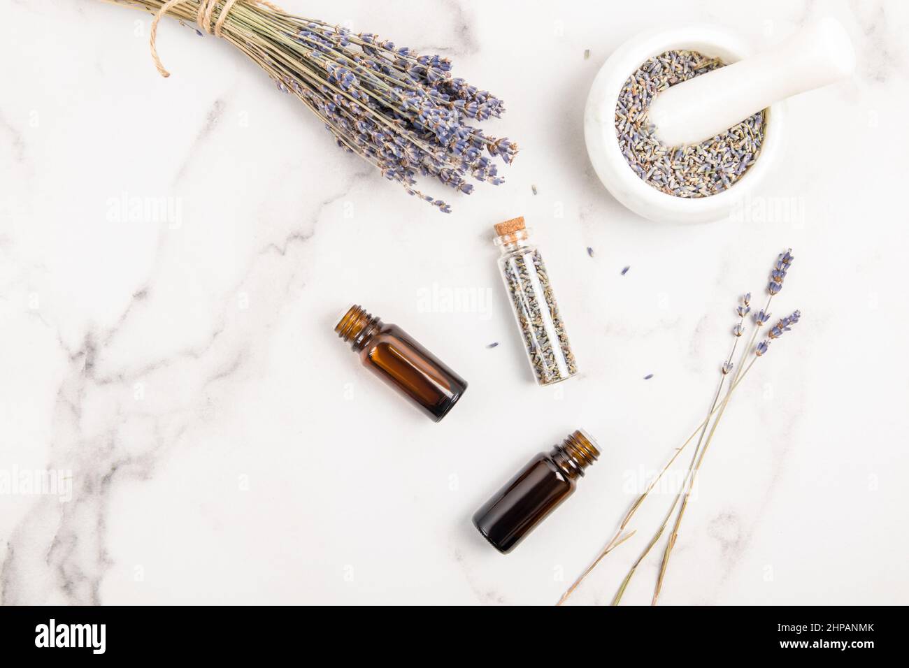 vue de dessus de la table en marbre avec un produit cosmétique de lavande naturelle. aménagement plat. concept minimal Banque D'Images