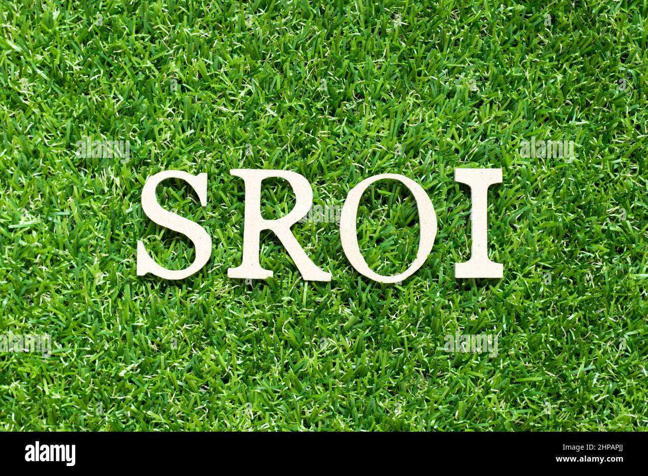 Lettre alphabétique en mot SROI (Abbreviation of social Return on Investment) sur fond vert Banque D'Images