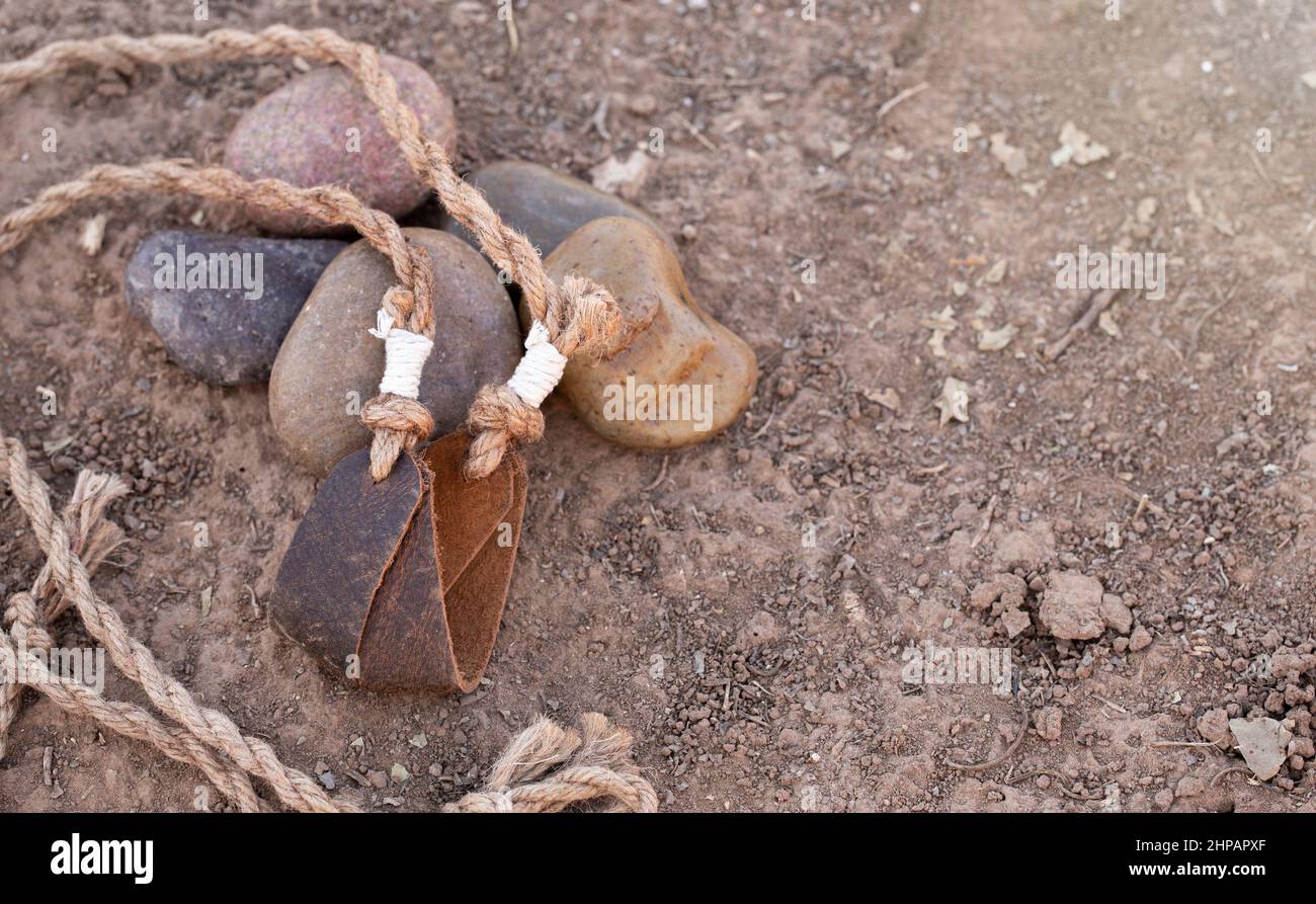 Elingue de David avec cinq pierres lisses une histoire de la Bible Banque D'Images