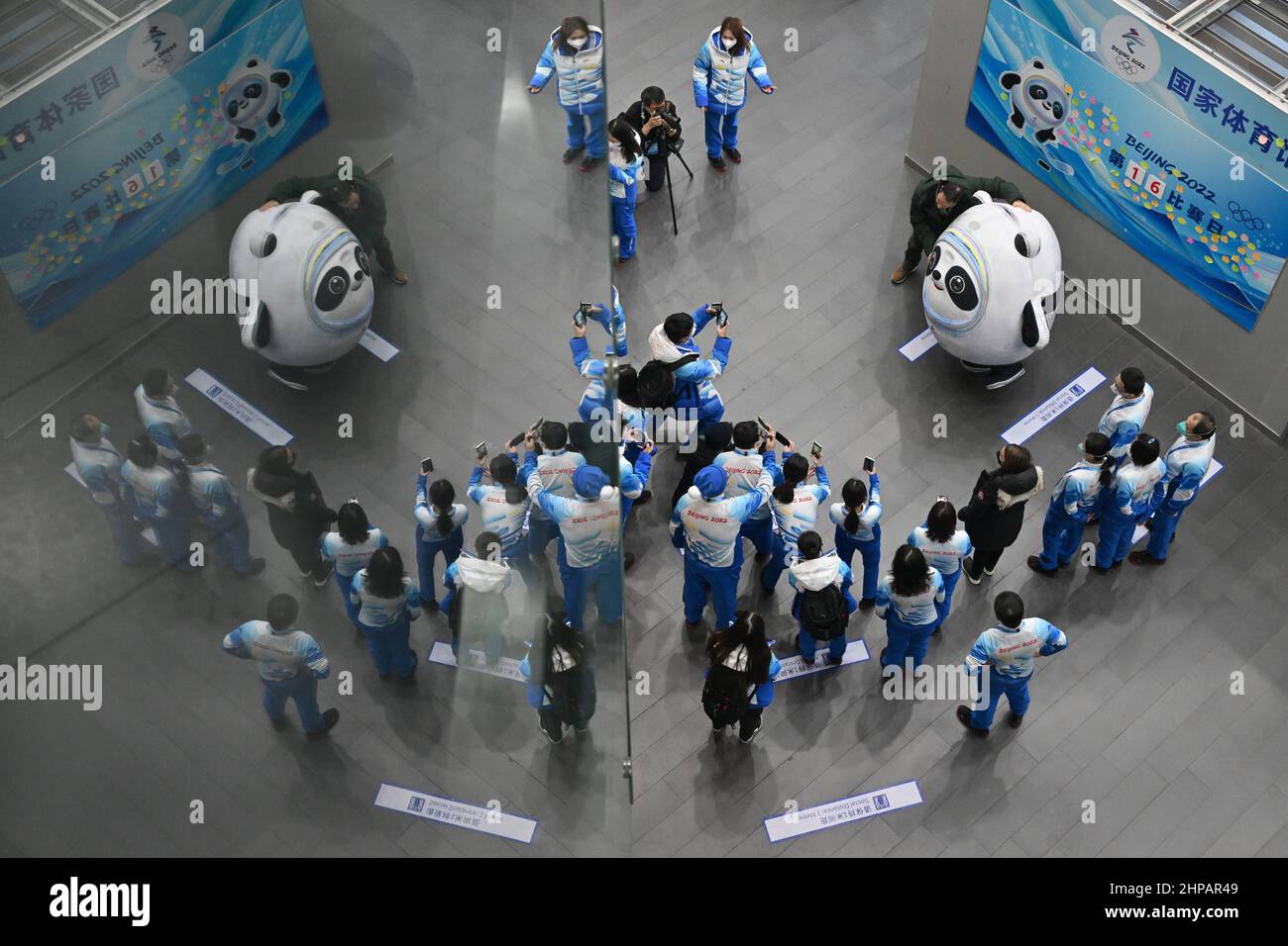 Pékin, Chine. 20th févr. 2022. Jeux Olympiques, Feature, les amateurs de volley ont pris leur photo avec Bing Dwen Dwen, mascotte officielle des Jeux Olympiques d'hiver de 2022. Credit: Peter Kneffel/dpa/Alay Live News Banque D'Images