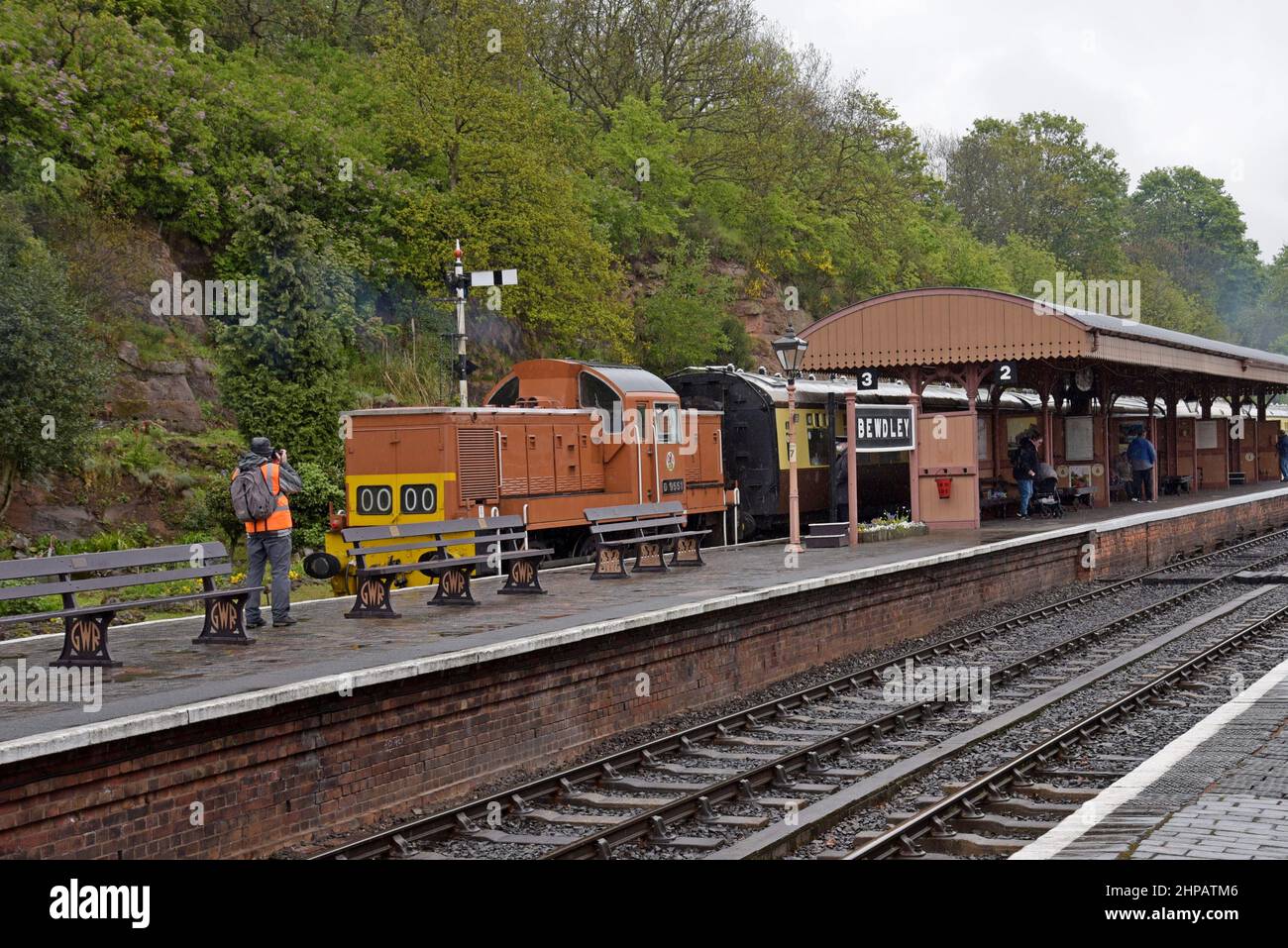 Amateurs de chemin de fer photographiant ex British Railways Western Region Diesel Hydraulic classe 14 loco 9551 à Bewdley Station, Severn Valley Railway Banque D'Images
