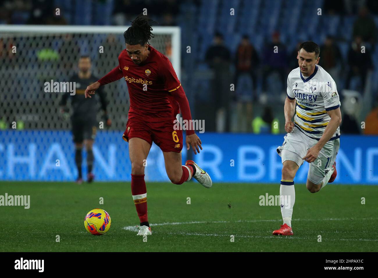 Rome, Italie. 19th févr. 2022. Chris Smalling (Roma) en action pendant la série Un match entre AS Roma et Hellas Verona FC au Stadio Olimpico le 19 2022 février à Rome, Italie. (Credit image: © Giuseppe Fama/Pacific Press via ZUMA Press Wire) Banque D'Images