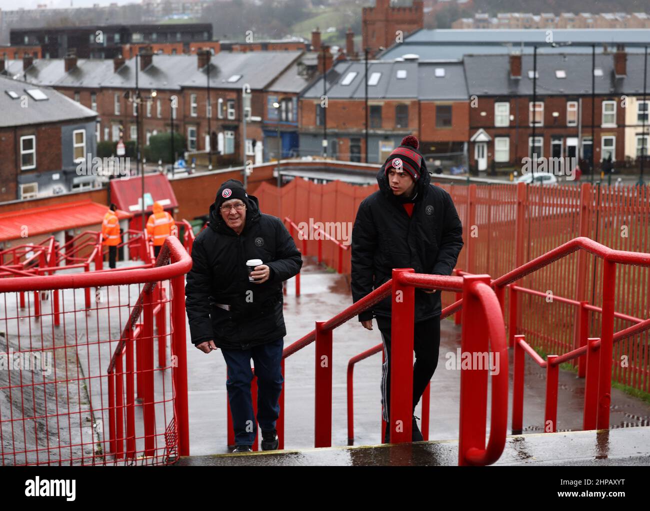 Sheffield, Angleterre, le 19th février 2022. Les fans de Sheffield United arrivent pour le match de championnat Sky Bet à Bramall Lane, Sheffield. Le crédit photo doit être lu : Darren Staples / Sportimage Banque D'Images