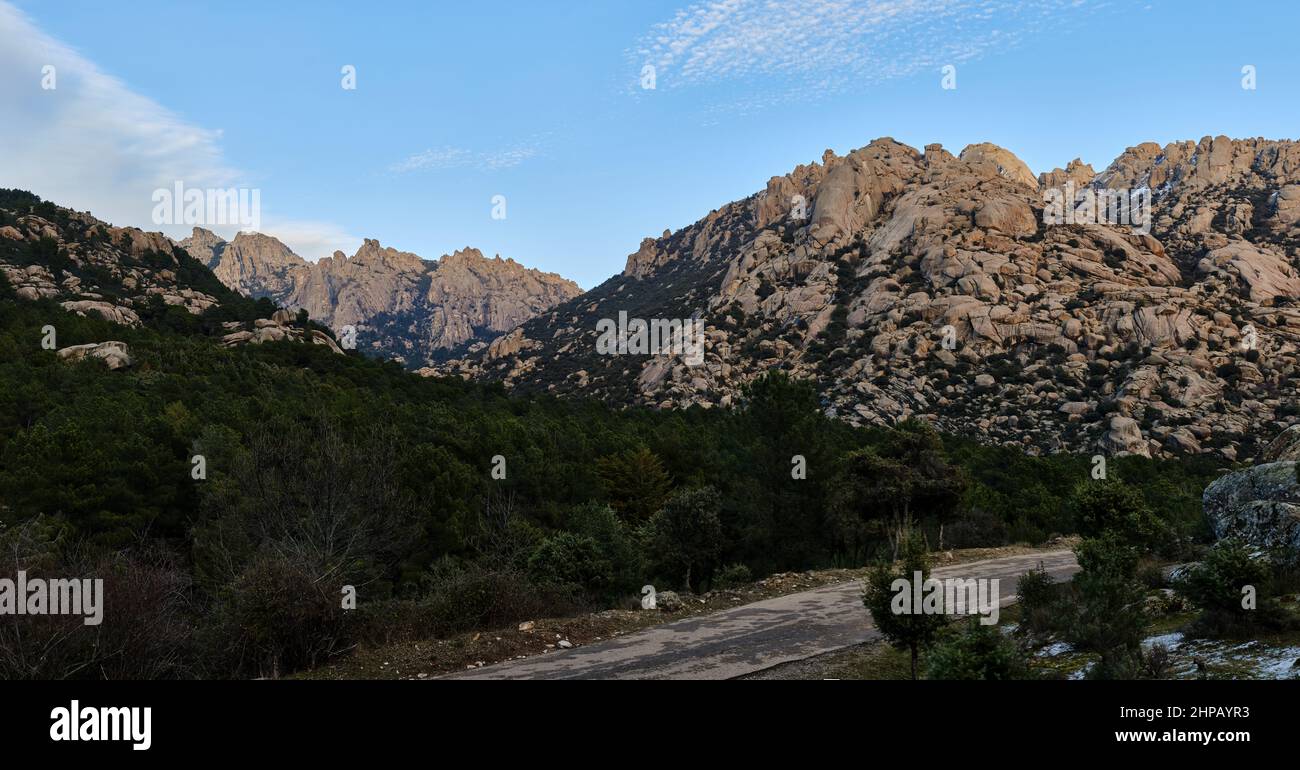 Vue panoramique sur les formations rocheuses de la Pedriza. Sommet Sirio, Sierra de Guadarrama, Madrid Banque D'Images