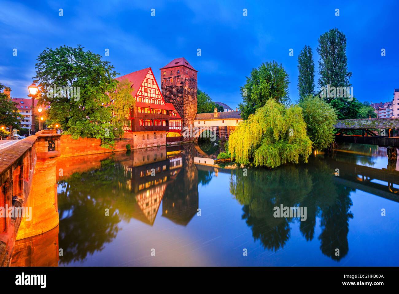 Nuremberg, Allemagne. Le Wine Warehouse (Weinstadel) et le Hangman's Bridge (Henkersteg) la nuit. Banque D'Images