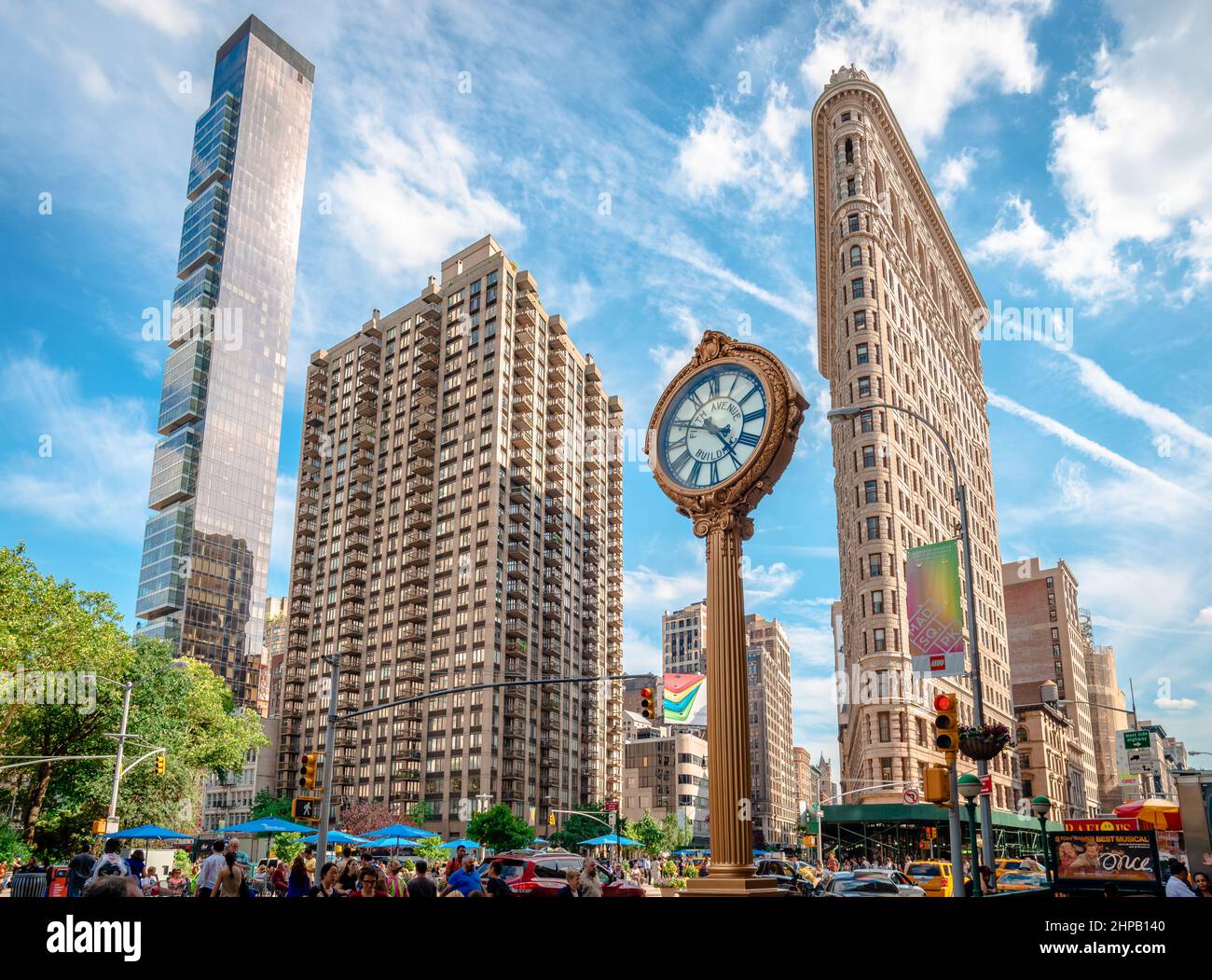 Vue sur un bâtiment Madison, le bâtiment Flatiron et l'horloge-trottoir en fonte devant le Toys Center de Madison Square, Manhattan. Banque D'Images