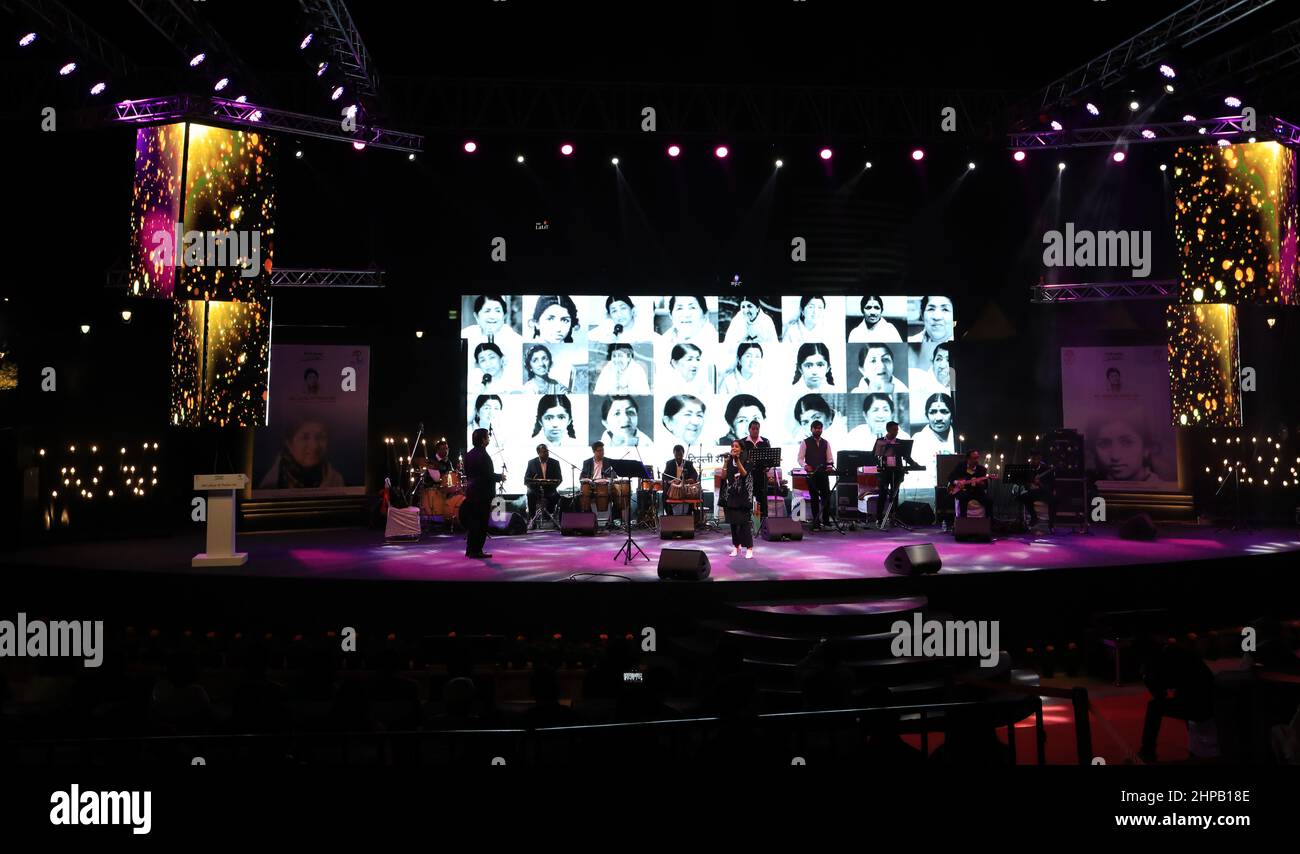 New Delhi, Inde. 19th févr. 2022. La chanteuse Shipas Rao rend hommage à la Bharat Ratna Lata Mangeshkar 'meri Awaaj Hi Pehchan Hai' à Central Park, Connaught place.le gouvernement de Delhi a organisé un concert hommage pour rendre hommage à Lata Mangeshkar. La reine de mélodie Bharat Ratana, âgée de 92 ans, Lata Mangeshkar est décédée à l'hôpital privé de Mumbai le 6 février 2022. Crédit : SOPA Images Limited/Alamy Live News Banque D'Images