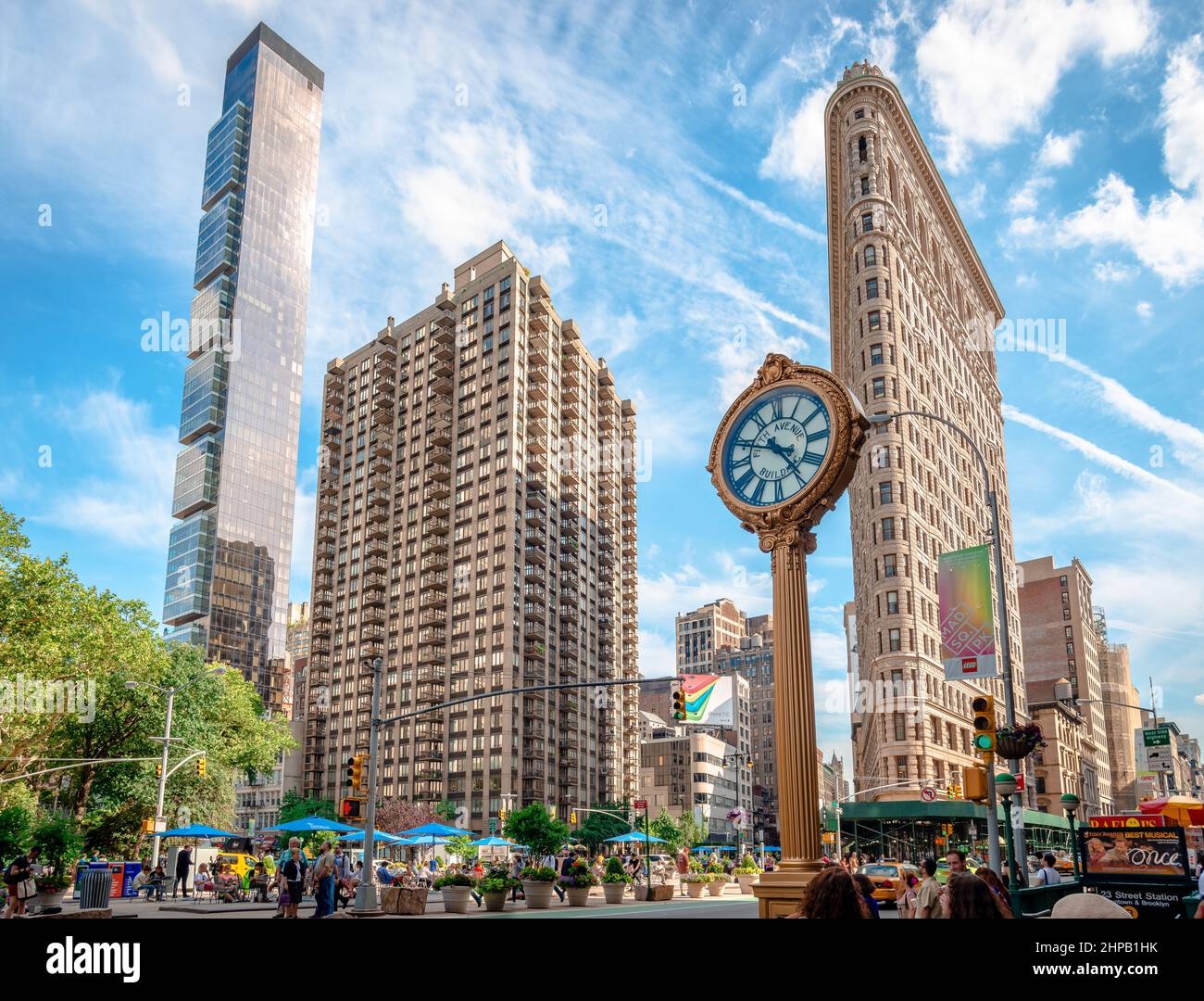 Vue sur un bâtiment Madison, le bâtiment Flatiron et l'horloge-trottoir en fonte devant le Toys Center de Madison Square, Manhattan. Banque D'Images