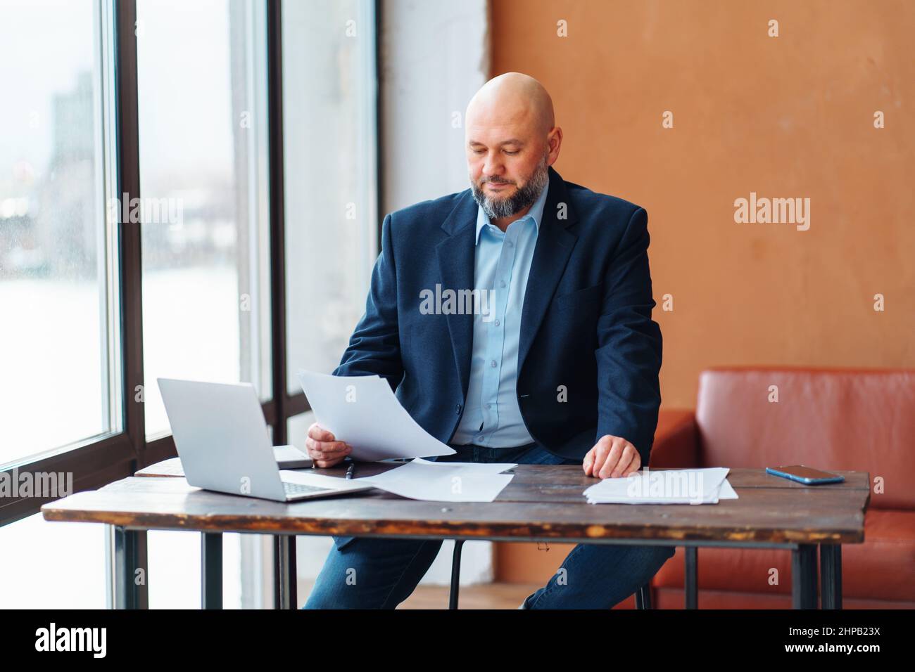 Homme d'affaires bald adulte fatigué travaillant pape, costume, ordinateur portable de bureau, contrat de bureau Banque D'Images