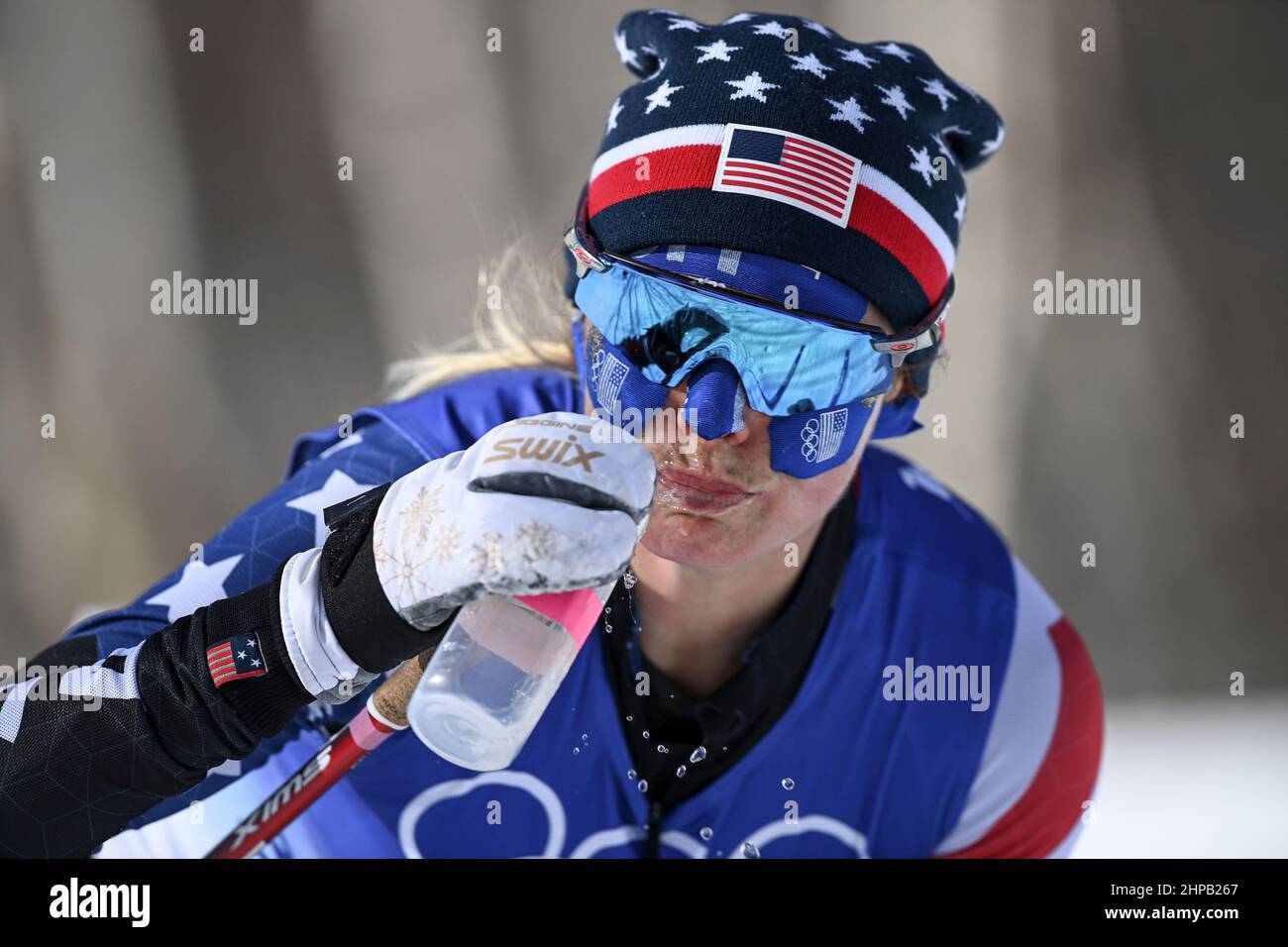 Zhangjiakou (Hebei. 20th févr. 2022. Jessie Diggins, des États-Unis, boit de l'eau pendant le départ de masse des femmes de l'ensemble du pays en 30km, sans les Jeux olympiques d'hiver de Beijing en 2022 au Centre national de ski de fond de Zhangjiakou, dans la province de Hebei, en Chine du Nord, le 20 février 2022. Credit: Feng Kaihua/Xinhua/Alamy Live News Banque D'Images