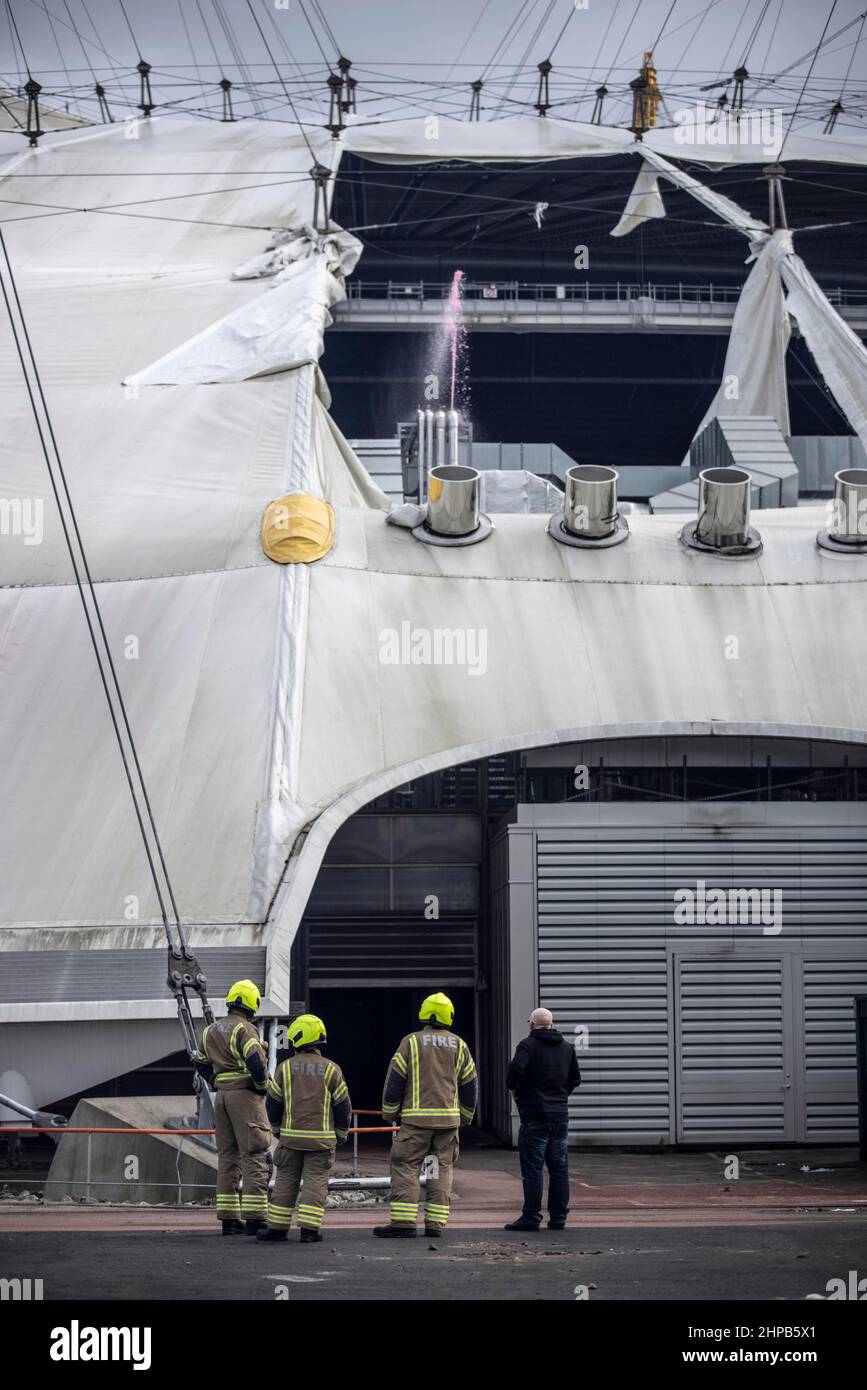 Pompier assistez à la scène à O2 Arena dans l'est de Londres où le tarpaulin a été déchiré en raison des vents forts causés par Storm Eunice le vendredi 18th février 2022 Banque D'Images