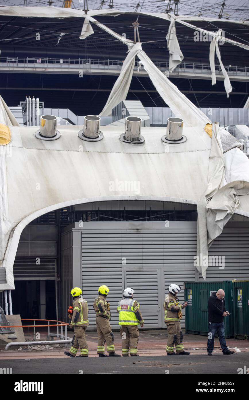 Pompier assistez à la scène à O2 Arena dans l'est de Londres où le tarpaulin a été déchiré en raison des vents forts causés par Storm Eunice le vendredi 18th février 2022 Banque D'Images