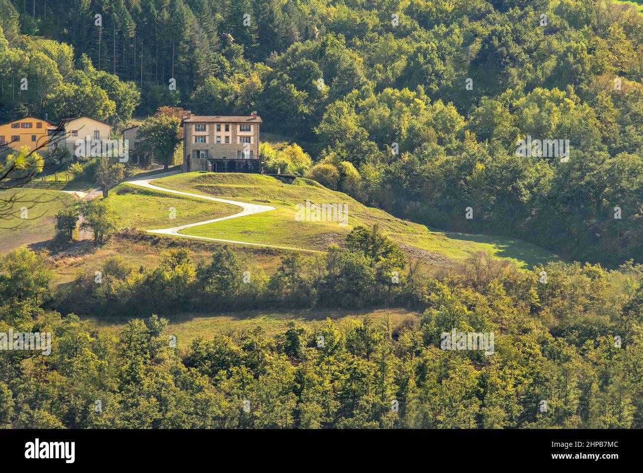 Maison de colline verte Banque de photographies et d’images à haute résolution Alamy